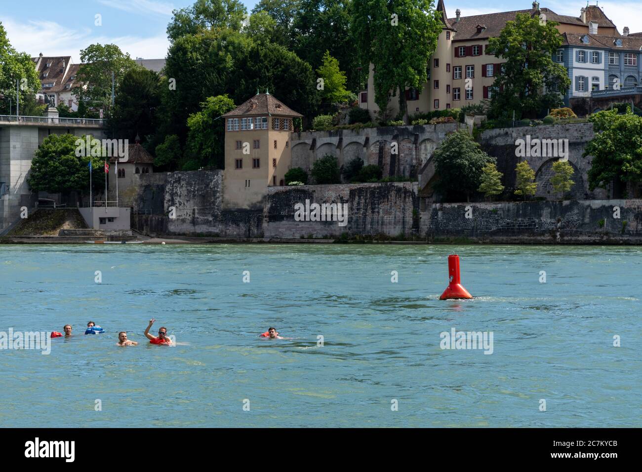 Bâle, BL / Suisse - 8 juillet 2020 : les jeunes hommes nagent et flottent sur le Rhin en été Banque D'Images