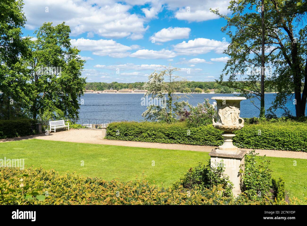 Berlin, Wannsee, Maison de la Conférence de Wannsee, jardin avec vue sur le lac Banque D'Images