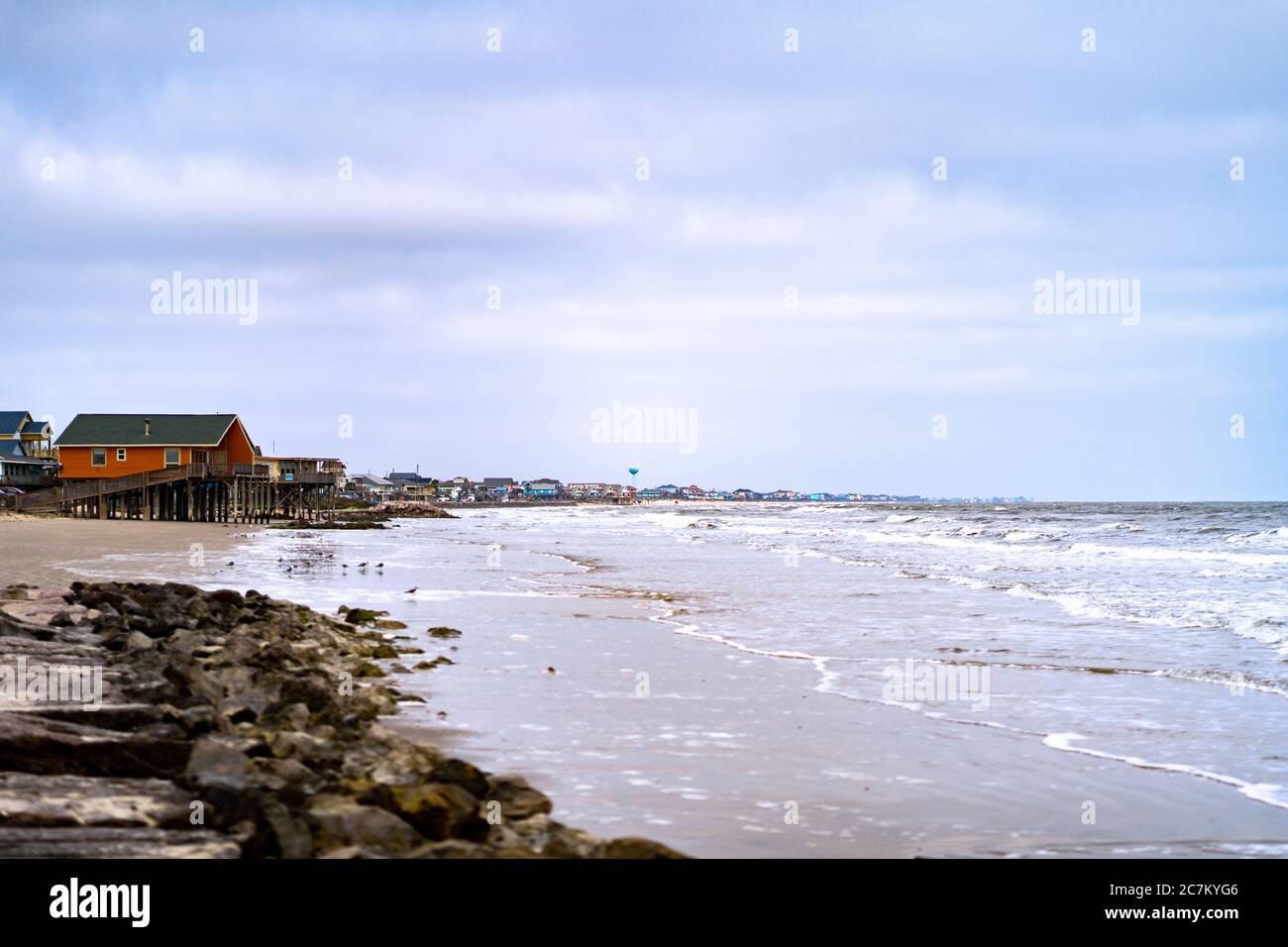 Belle photo de la rive et d'une maison en bois la distance Banque D'Images