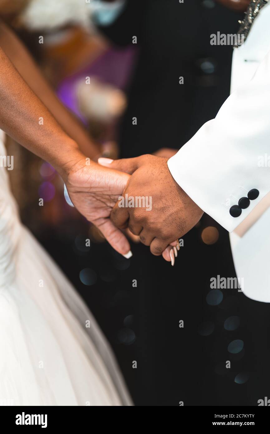 Gros plan d'une mariée et d'un marié face à chacun autres et mains Banque D'Images