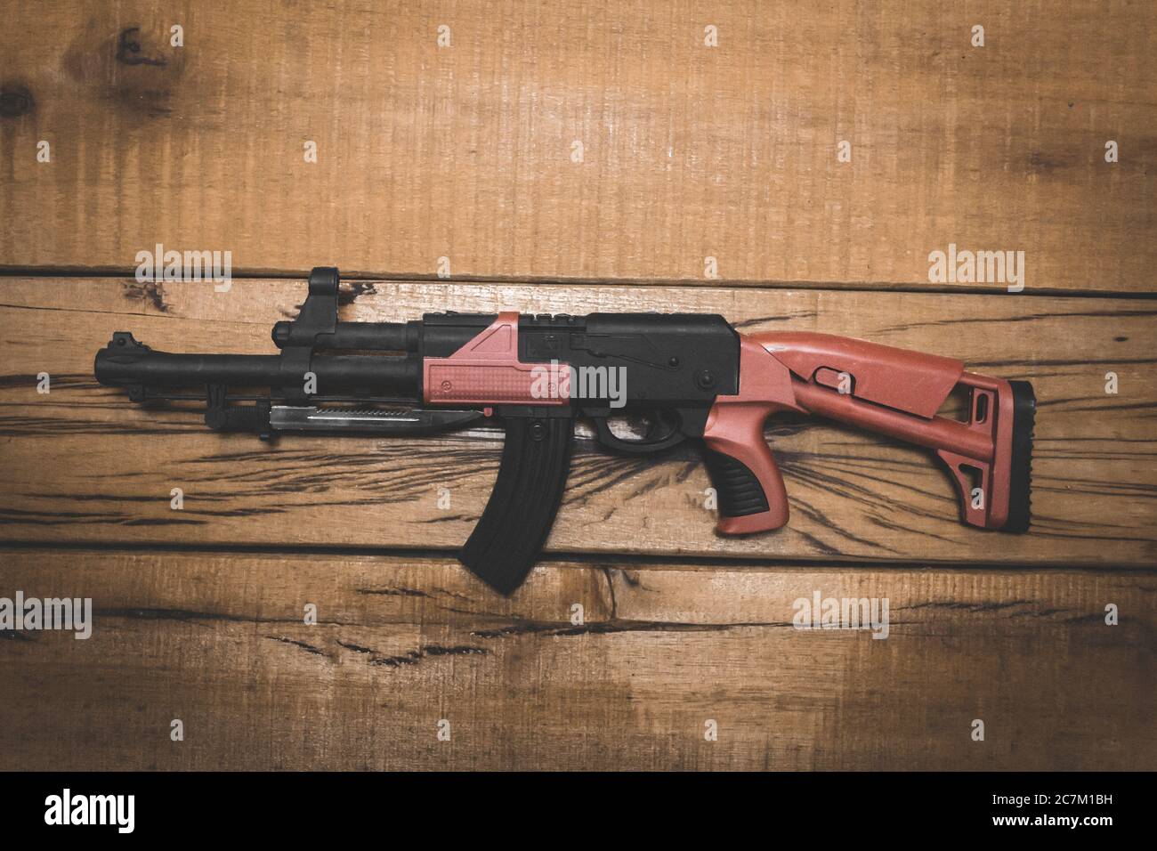 Tir à grand angle d'une arme à feu militaire sur un bois surface Banque D'Images