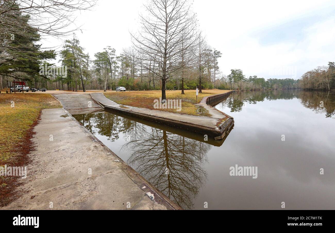 Lac Charles, Louisiane - 2018 février : un bateau invite les visiteurs à s'installer dans le parc national Sam Houston Jones. Banque D'Images