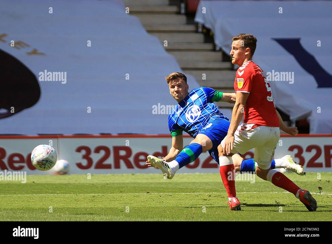 Londres, Royaume-Uni. 18 juillet 2020. Lee Evans de Wigan Athletic (L) prend un coup de feu au but. EFL Skybet Championship Match, Charlton Athletic v Wigan Athletic à la Valley à Londres le samedi 18 juillet 2020. Cette image ne peut être utilisée qu'à des fins éditoriales. Usage éditorial uniquement, licence requise pour un usage commercial. Aucune utilisation dans les Paris, les jeux ou les publications d'un seul club/ligue/joueur. photo par Steffan Bowen/Andrew Orchard sports photographie/Alay Live news crédit: Andrew Orchard sports photographie/Alay Live News Banque D'Images