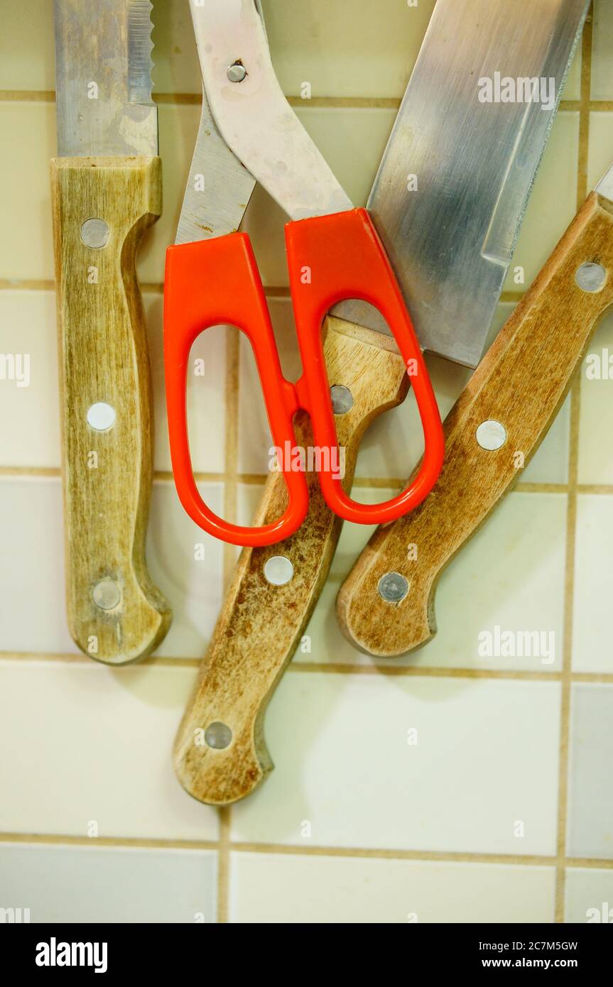 Plan à grand angle de ciseaux mis sur trois couteaux Banque D'Images