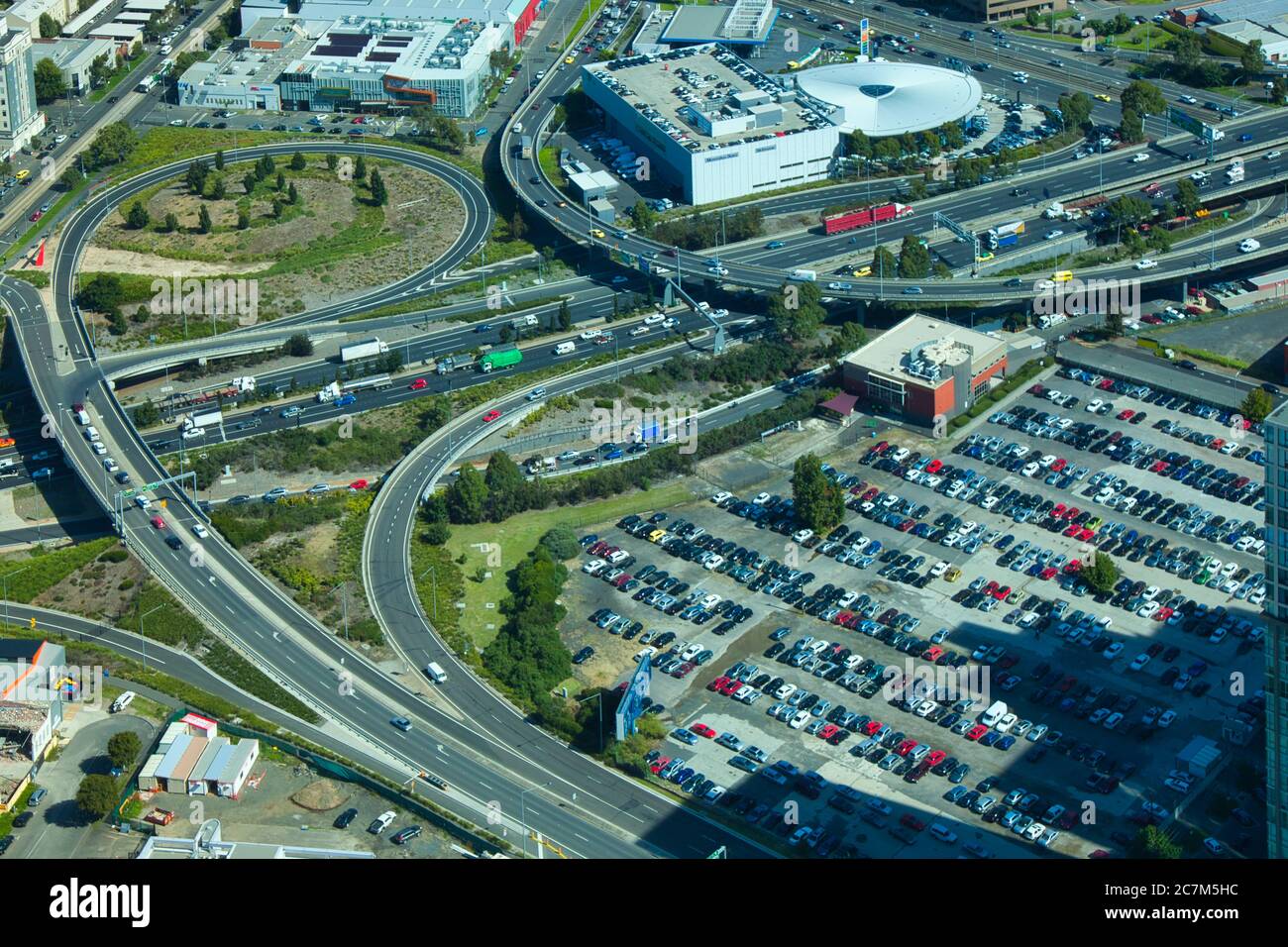Vue aérienne sur les rues animées, les routes principales et le grand parking, centre de Melbourne, Victoria, Australie. Banque D'Images