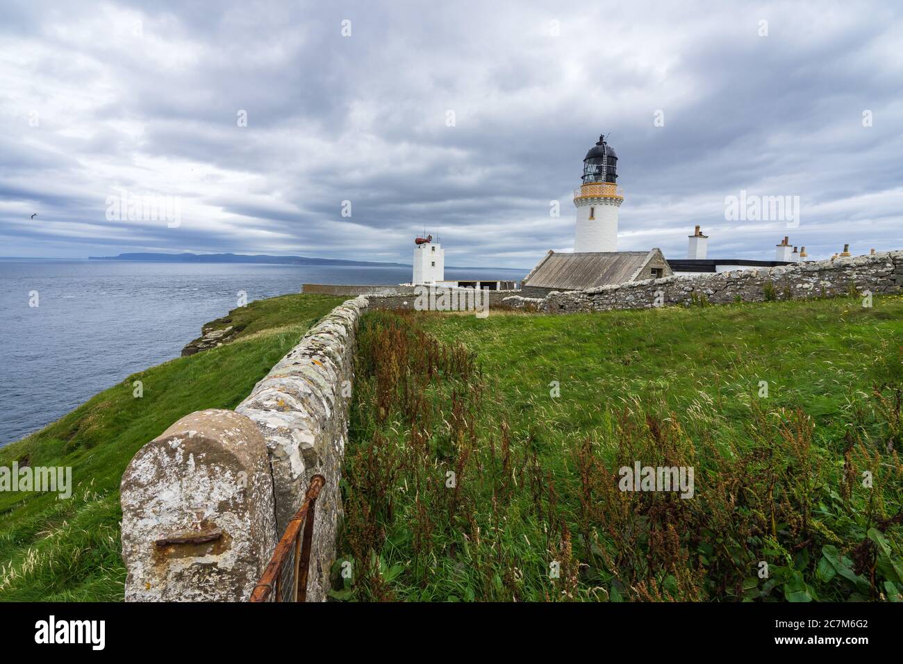Phare de Dunnet Head sur Pentland Firth, en Écosse, par une journée nuageux Banque D'Images