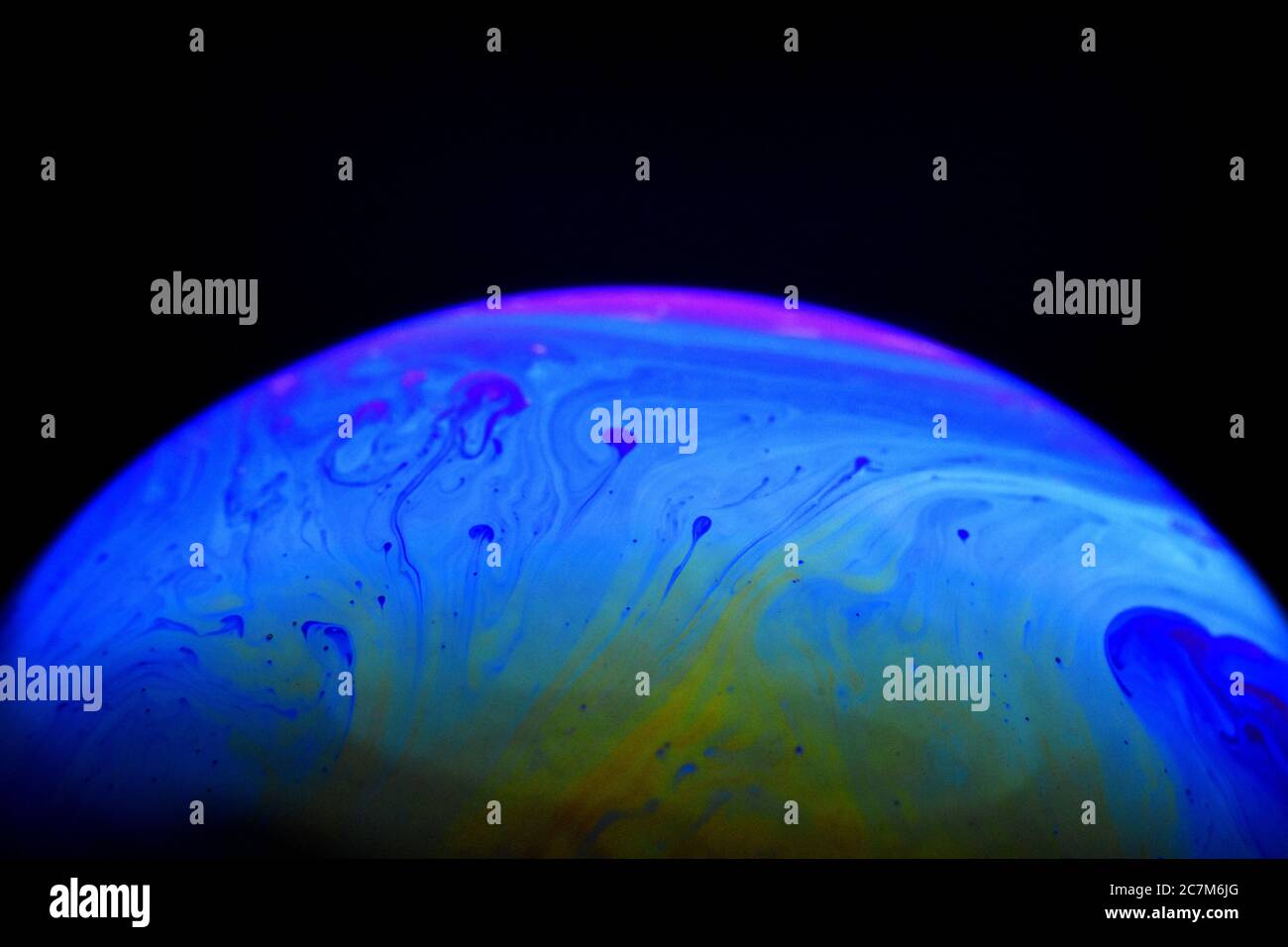 Diffraction de la lumière sur différentes densités de surface de la bulle de savon. Atmosphère et concept de planète Banque D'Images