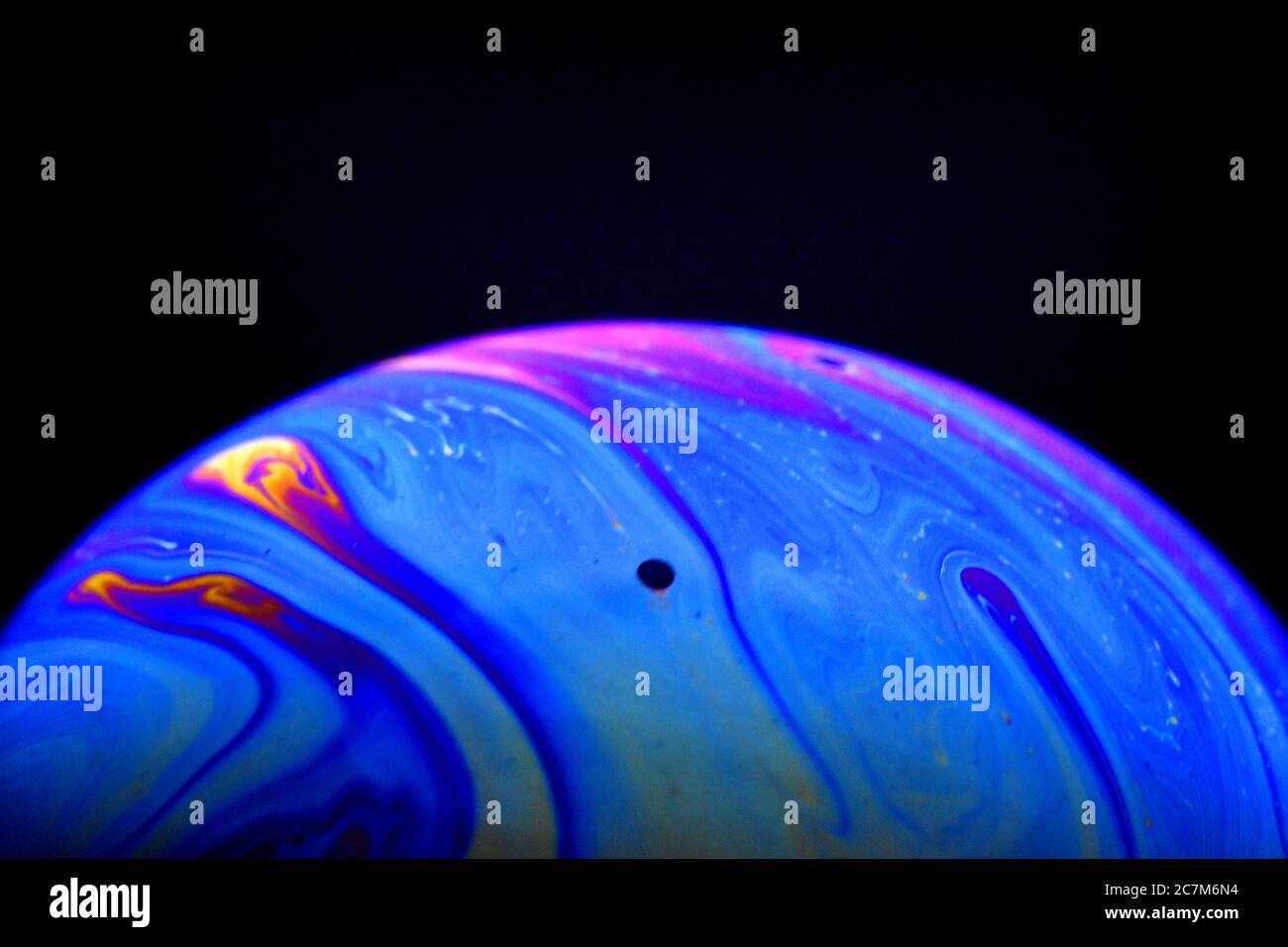 Diffraction de la lumière sur différentes densités de surface de la bulle de savon. Atmosphère et concept de planète Banque D'Images
