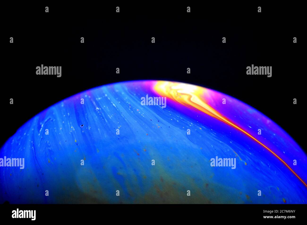 Diffraction de la lumière sur différentes densités de surface de la bulle de savon. Atmosphère et concept de planète Banque D'Images