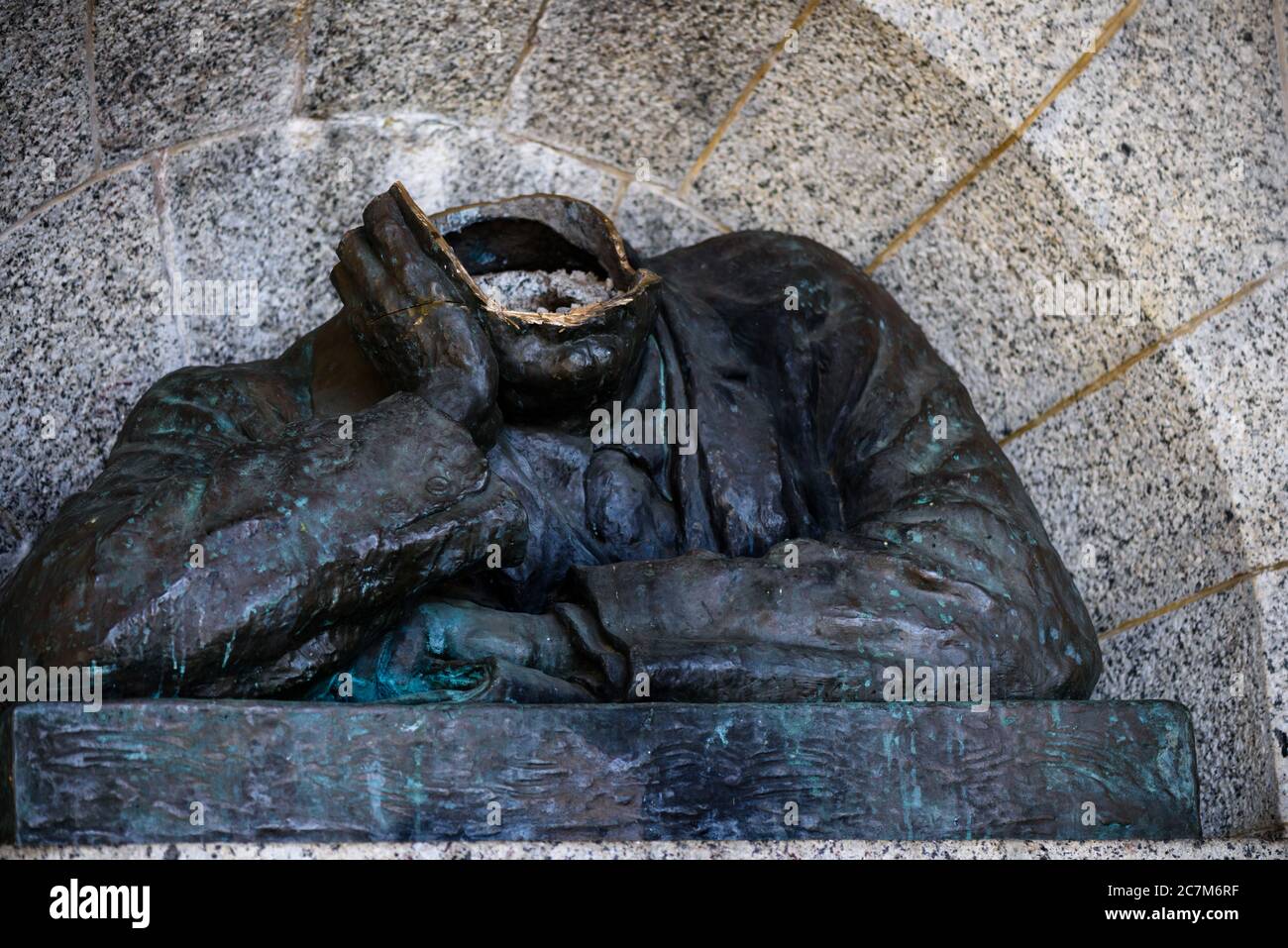 Le buste de John Rhodes, colonial britannique, a été décapité à son mémorial du Cap, un point d'éclair pour le mouvement Rhodes d'Afrique du Sud doit tomber Banque D'Images