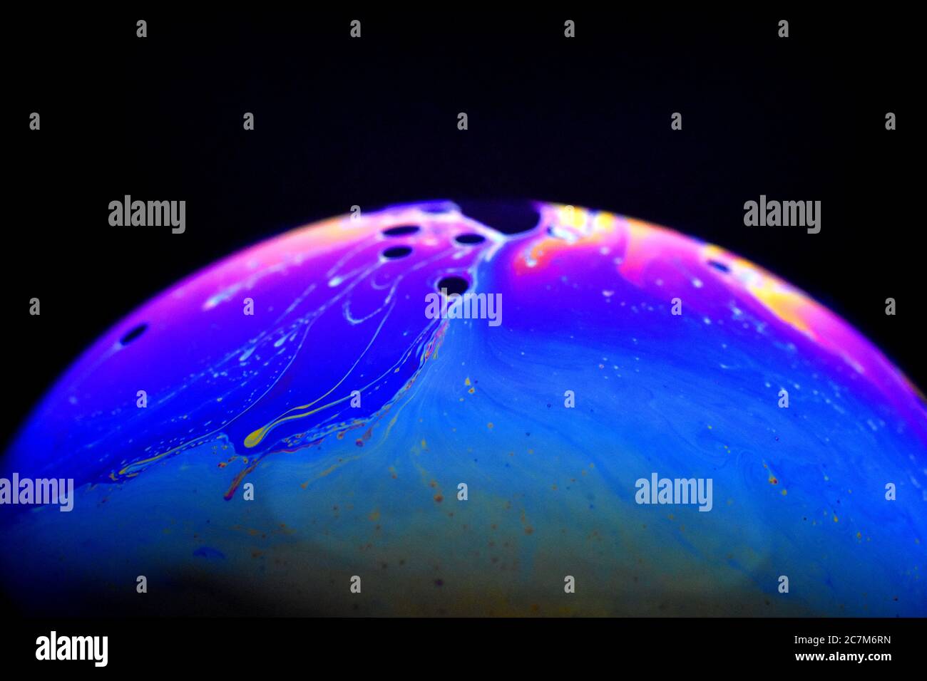 Diffraction de la lumière sur différentes densités de surface de la bulle de savon. Atmosphère et concept de planète Banque D'Images