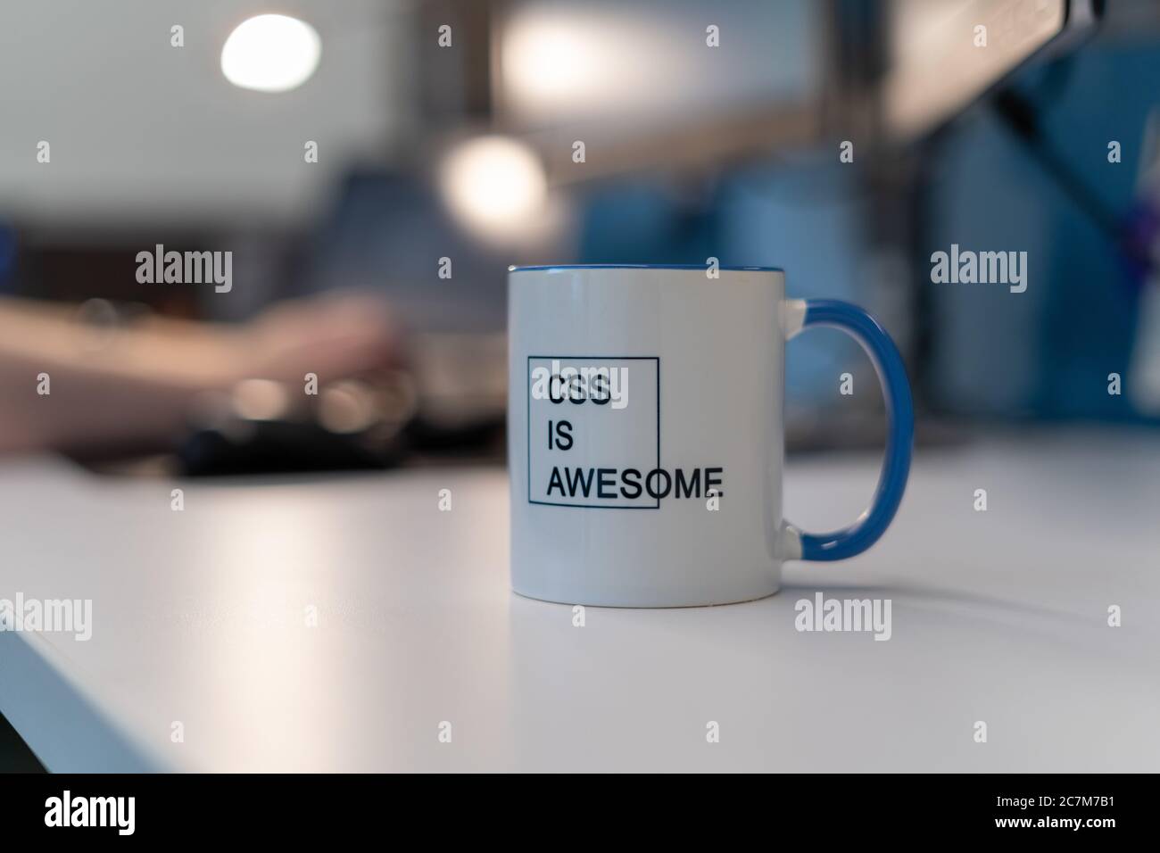 Mise au point sélective d'une tasse avec un texte imprimé De 'CSS EST GÉNIAL' avec un arrière-plan flou Banque D'Images