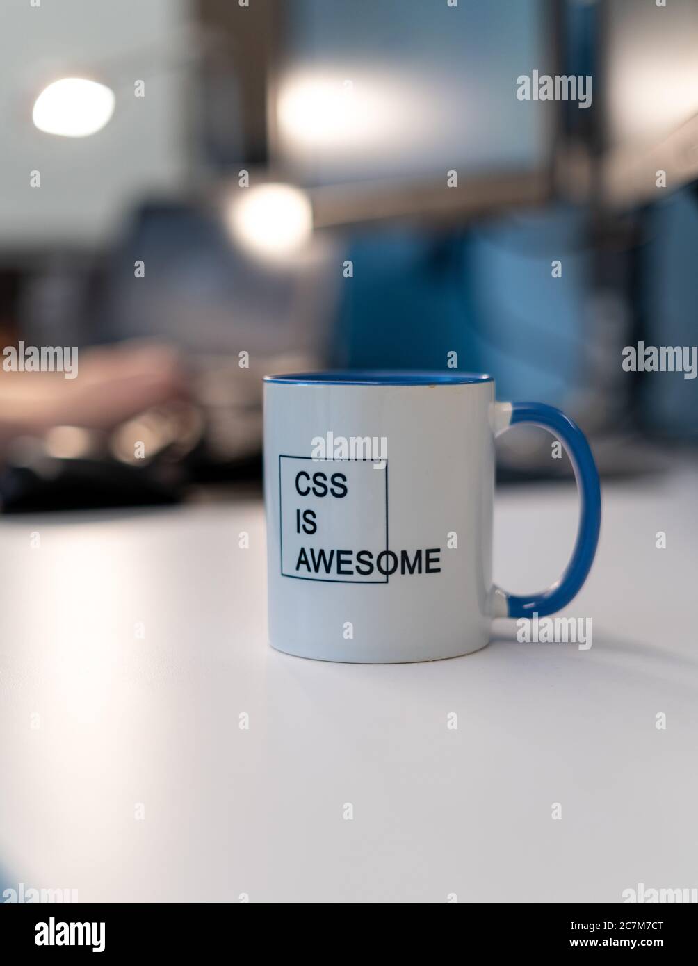 Photo verticale d'un texte imprimé « CSS IS AWESOME » dans le mug avec un arrière-plan flou Banque D'Images