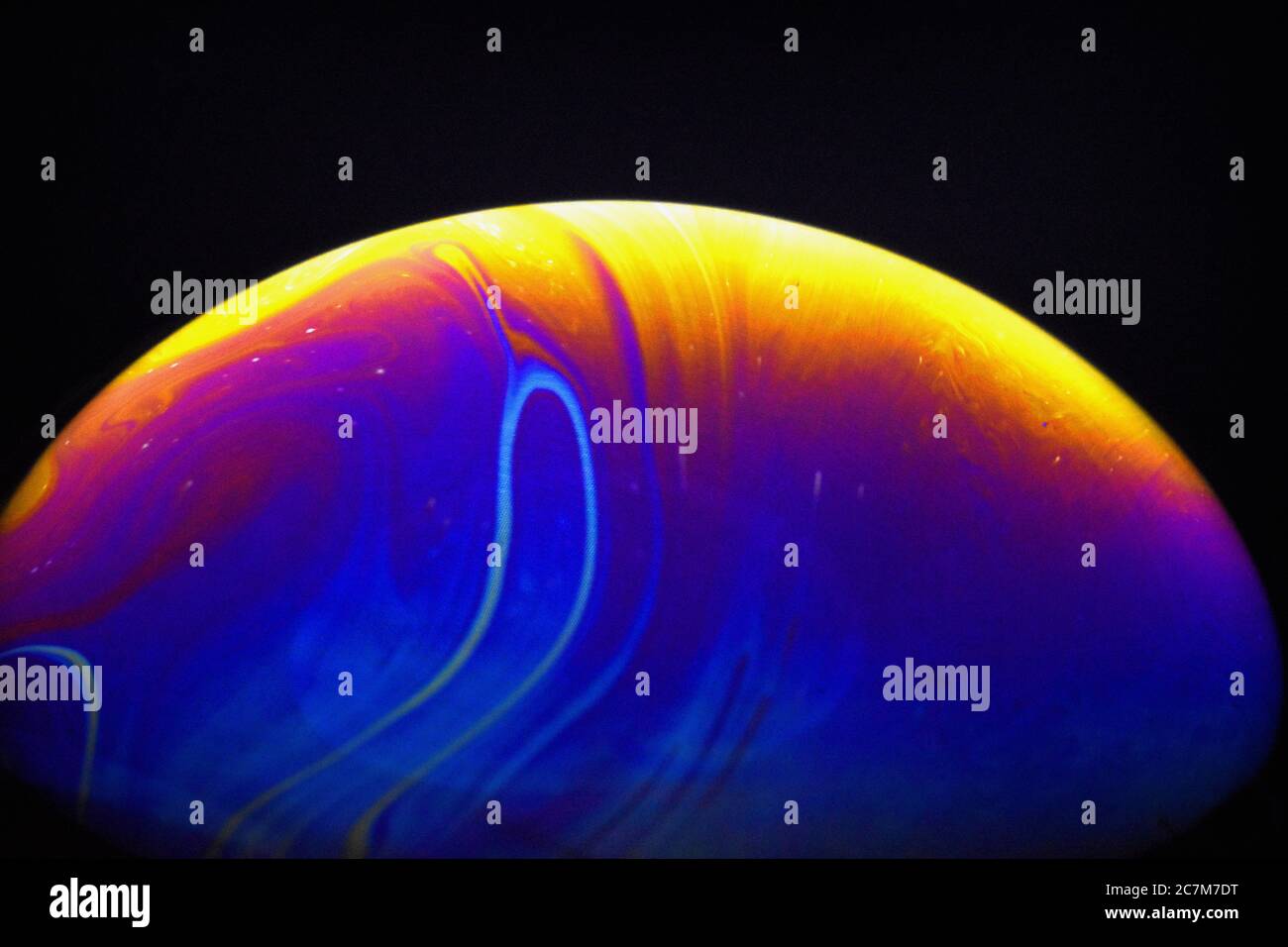 bulle de savon colorée. visualisation de la planète et de l'espace. modèle d'ambiance Banque D'Images
