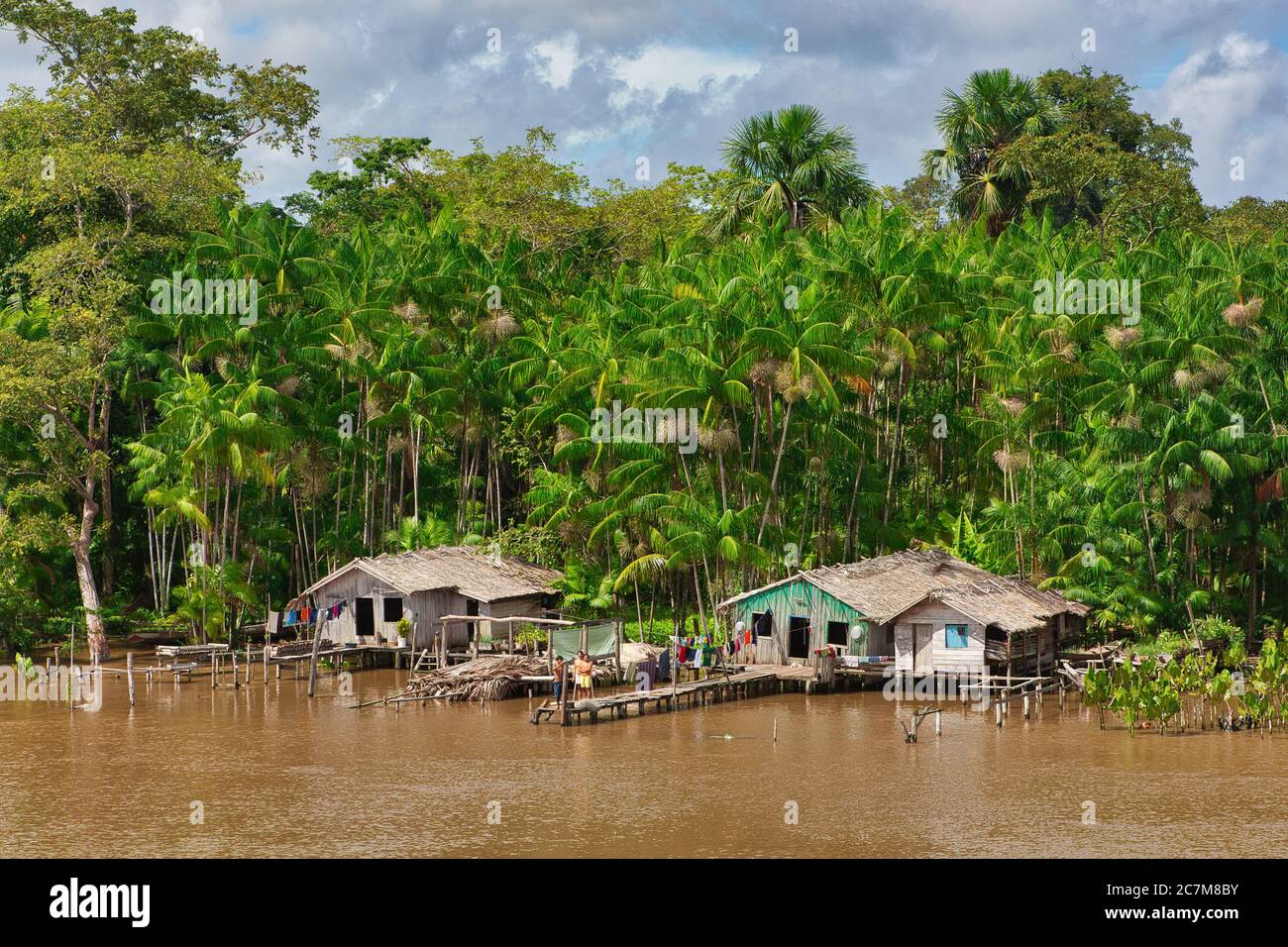 La rivière Amazone et des maisons sur pilotis sur la rive de la rivière, une façon traditionnelle brésilienne de vivre près de la rivière. Près de Belem, État de Para, Brésil Banque D'Images
