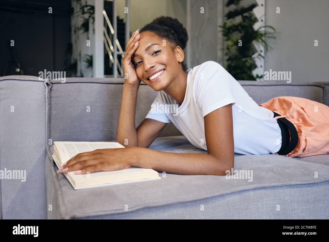 Fille Africaine Allong Sur Canap Banque D image Et Photos Alamy Fille Africaine Allong Sur Canap Banque D image Et Photos Alamy