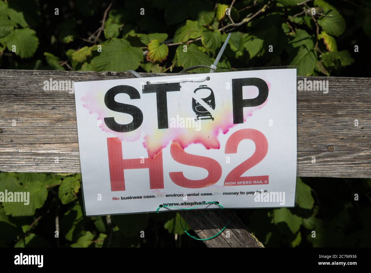 Wendover, Royaume-Uni. 17 juillet 2020. Un panneau anti-HS2 fixé à une clôture par les activistes Stop HS2. Les activistes environnementaux de groupes tels que Stop HS2 et HS2 Rebellion continuent de protester contre HS2, qui devrait actuellement coûter 106 milliards de livres sterling et qui restera un contributeur net aux émissions de CO2 pendant sa durée de vie prévue de 120 ans, principalement pour des raisons environnementales et économiques. Crédit : Mark Kerrison/Alamy Live News Banque D'Images