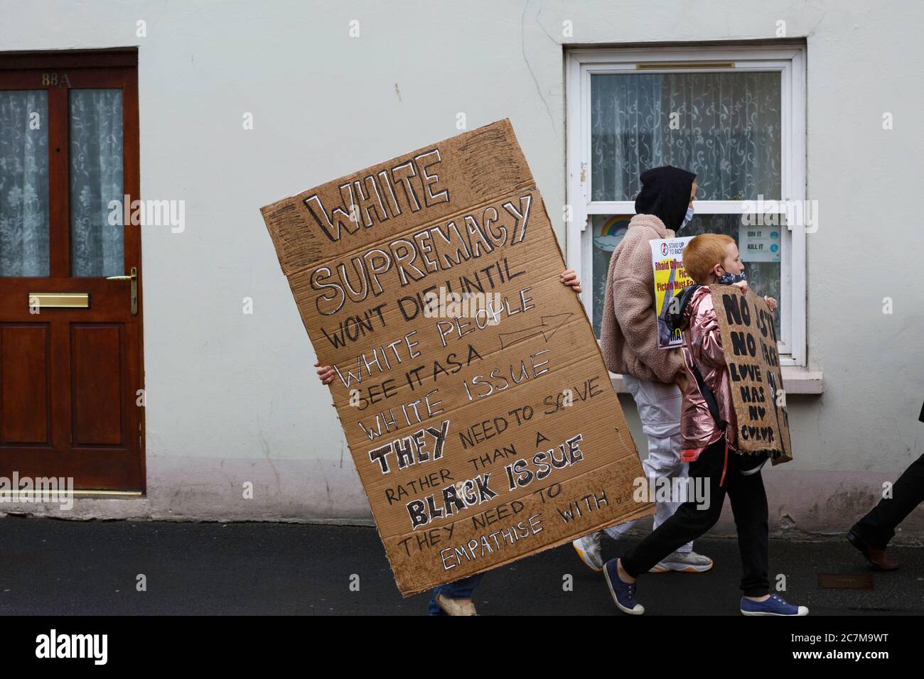 Carmarthen, Carmarthenshire, pays de Galles, Royaume-Uni. 18 juillet 2020. Les manifestants marchent pour soutenir le retrait du monument Picton à Carmarthen, qui commémore le général Thomas Picton, ancien gouverneur de Trinidad. Crédit: Gruffydd Ll. Thomas/Alay Live News Banque D'Images