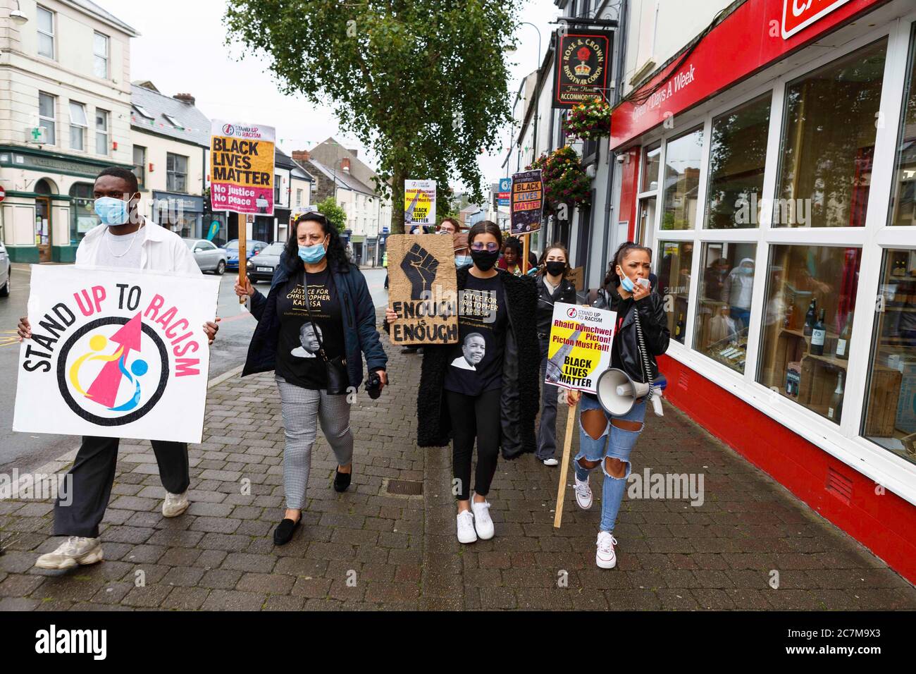 Carmarthen, Carmarthenshire, pays de Galles, Royaume-Uni. 18 juillet 2020. Les manifestants marchent pour soutenir le retrait du monument Picton à Carmarthen, qui commémore le général Thomas Picton, ancien gouverneur de Trinidad. Crédit: Gruffydd Ll. Thomas/Alay Live News Banque D'Images