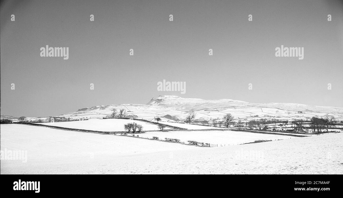 C'est la montagne Ingleborough l'un des célèbres trois sommets du Yorkshire d'Ingleborough, de Whernside et de Penyghent à l'hiver 2000 Banque D'Images