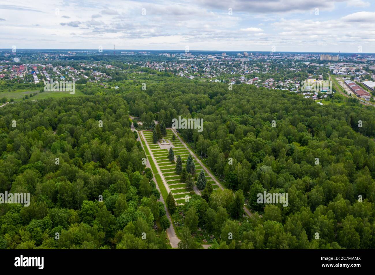 Inhumation militaire parmi les arbres verts au cimetière de Balino dans la ville d'Ivanovo, photo prise d'un drone. Banque D'Images