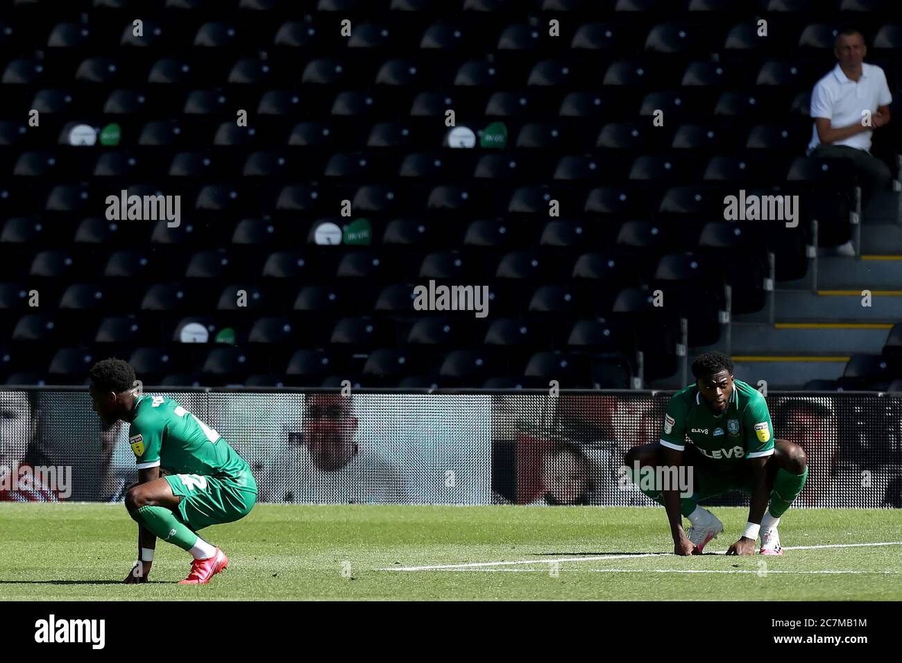 Craven Cottage, Londres, Royaume-Uni. 18 juillet 2020. Championnat d'Angleterre de football, Fulham contre Sheffield mercredi; Moses Odubajo et Dominic Iorfa de Sheffield mercredi réagissent alors que l'arbitre récompense Fulham un crédit de pénalité: Action plus Sports/Alay Live News Banque D'Images