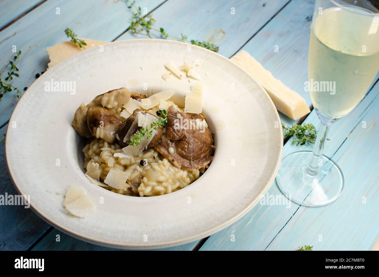 Risotto au porc avec parmesan, thym et vin blanc sur fond de bois Banque D'Images