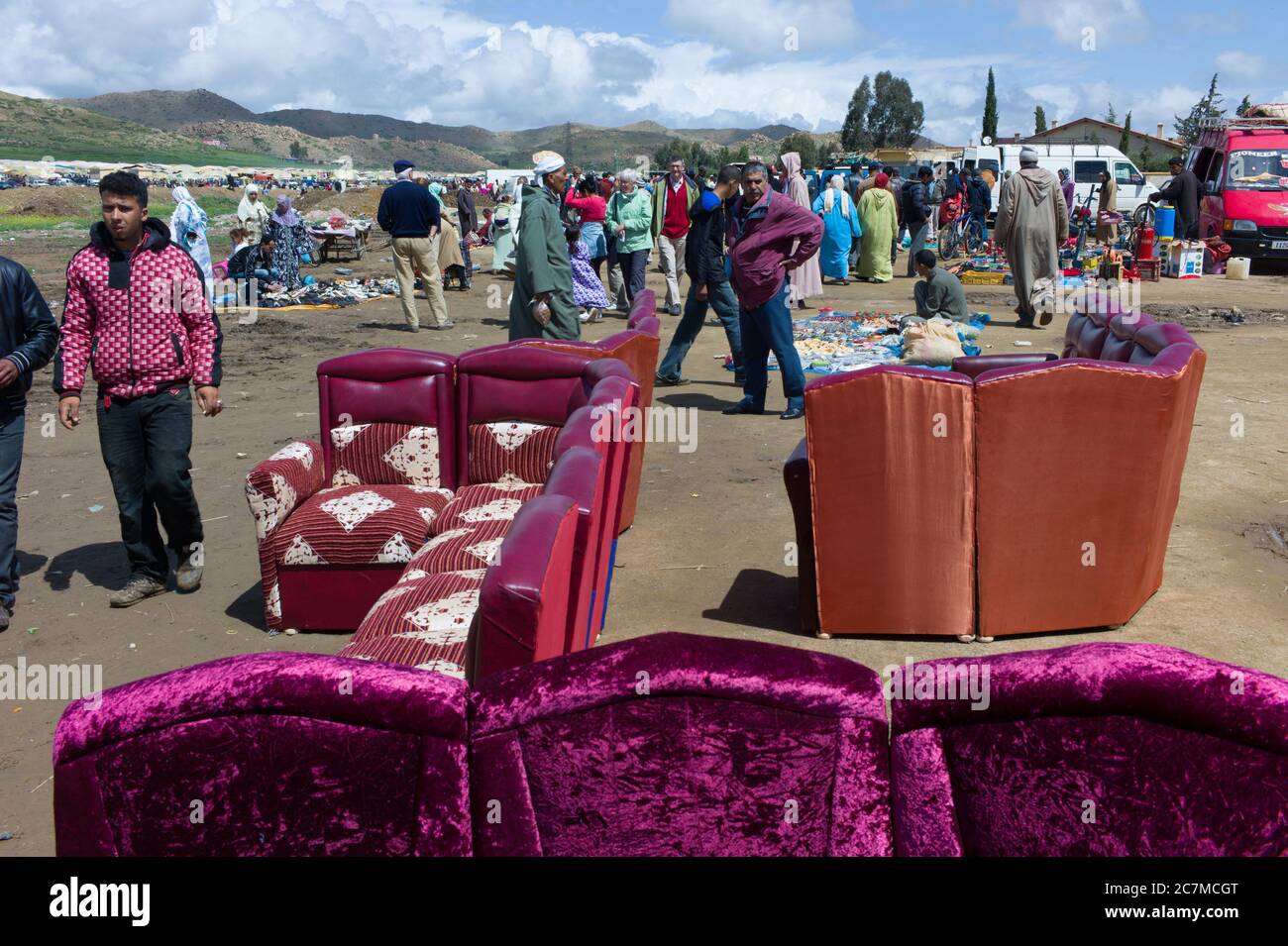 Le peuple marocain dans un marché (souk) dans un village près de Fès au Maroc. Canapés au premier plan Banque D'Images
