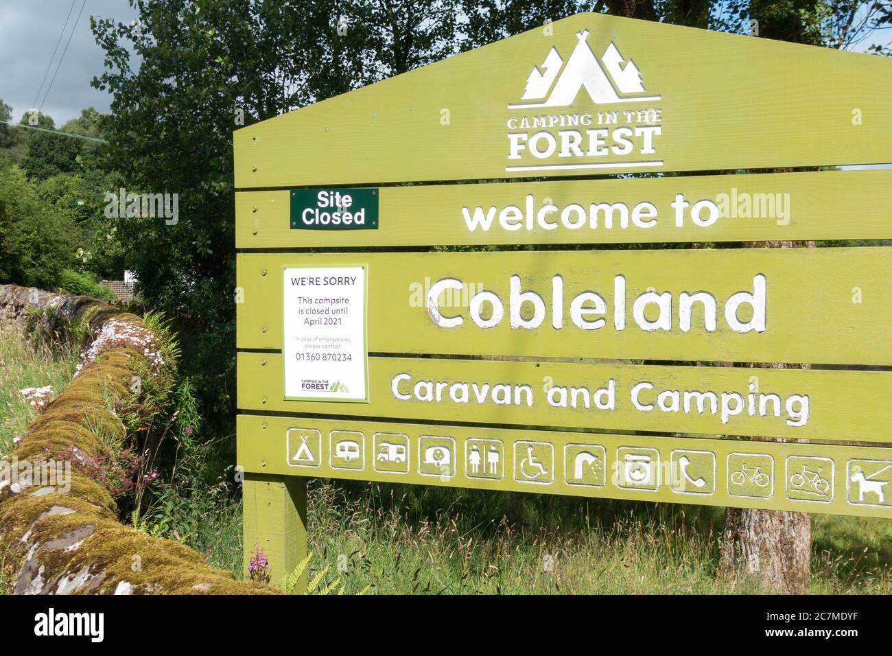 Camping Cobleland, Trossachs Camping dans la forêt - fermé jusqu'en avril 2021 en raison du signe de pandémie du coronavirus - Écosse, Royaume-Uni Banque D'Images