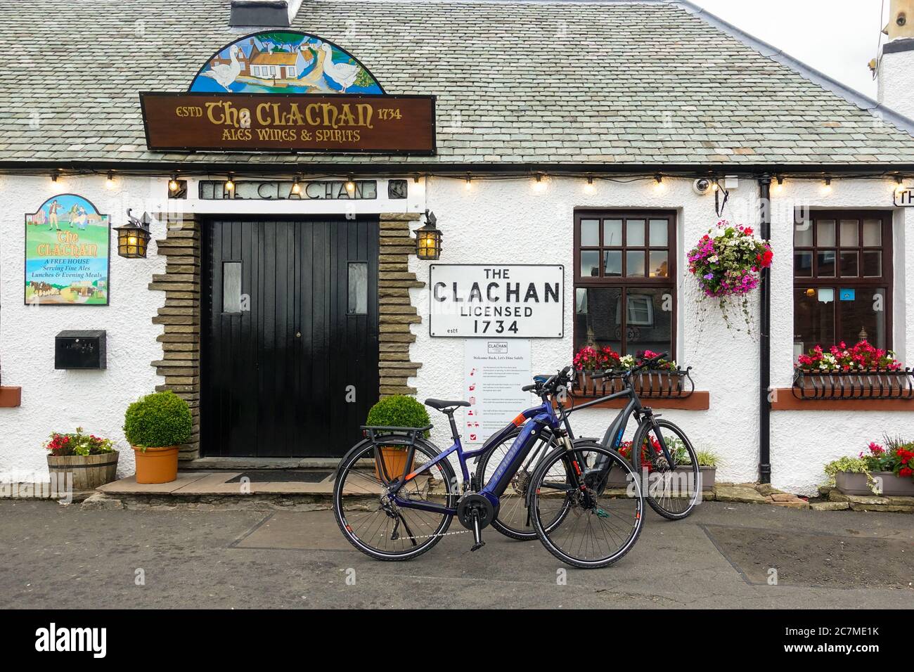 Vélos électriques à l'extérieur du Clachan, le plus ancien pub d'Écosse, situé sur la route nationale 7, Drymen près du Loch Lomond, en Écosse, au Royaume-Uni Banque D'Images