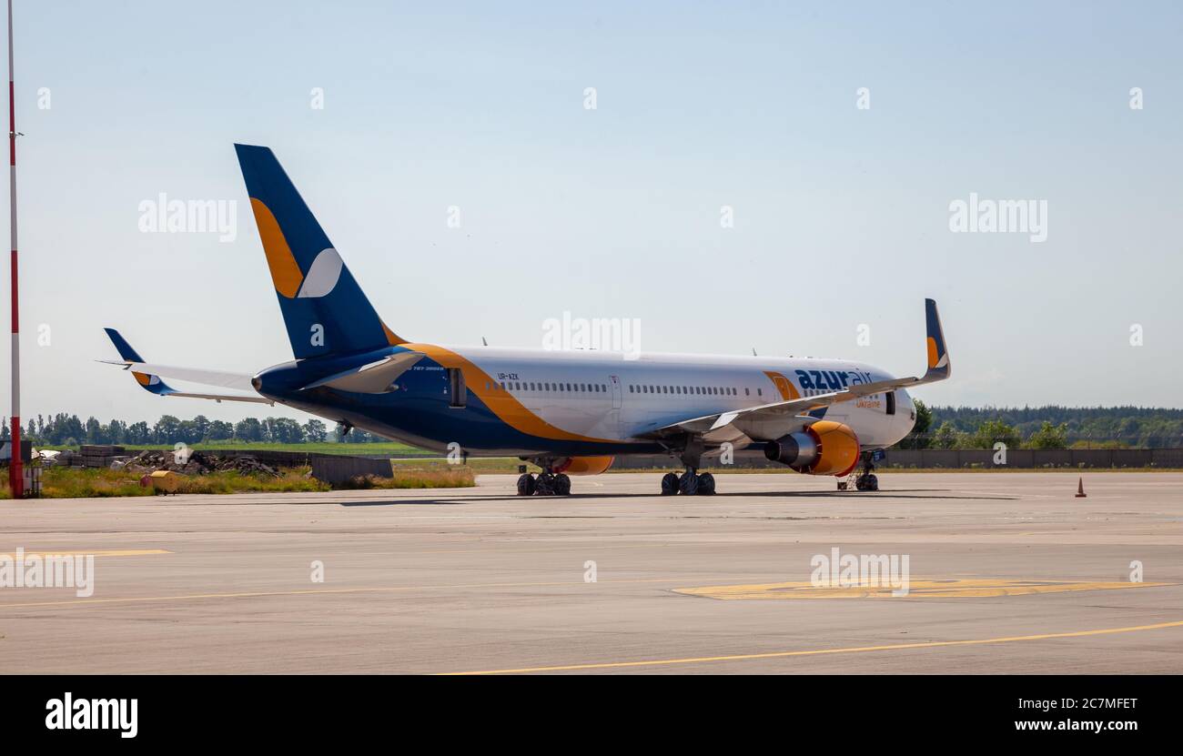 Kiev, Ukraine - 27 juin 2020 : Boeing 767-33A ER . Avion - UR-AZK. Azur Air Ukraine. Avion passager sur la piste. Copier l'espace. Brayspil Banque D'Images