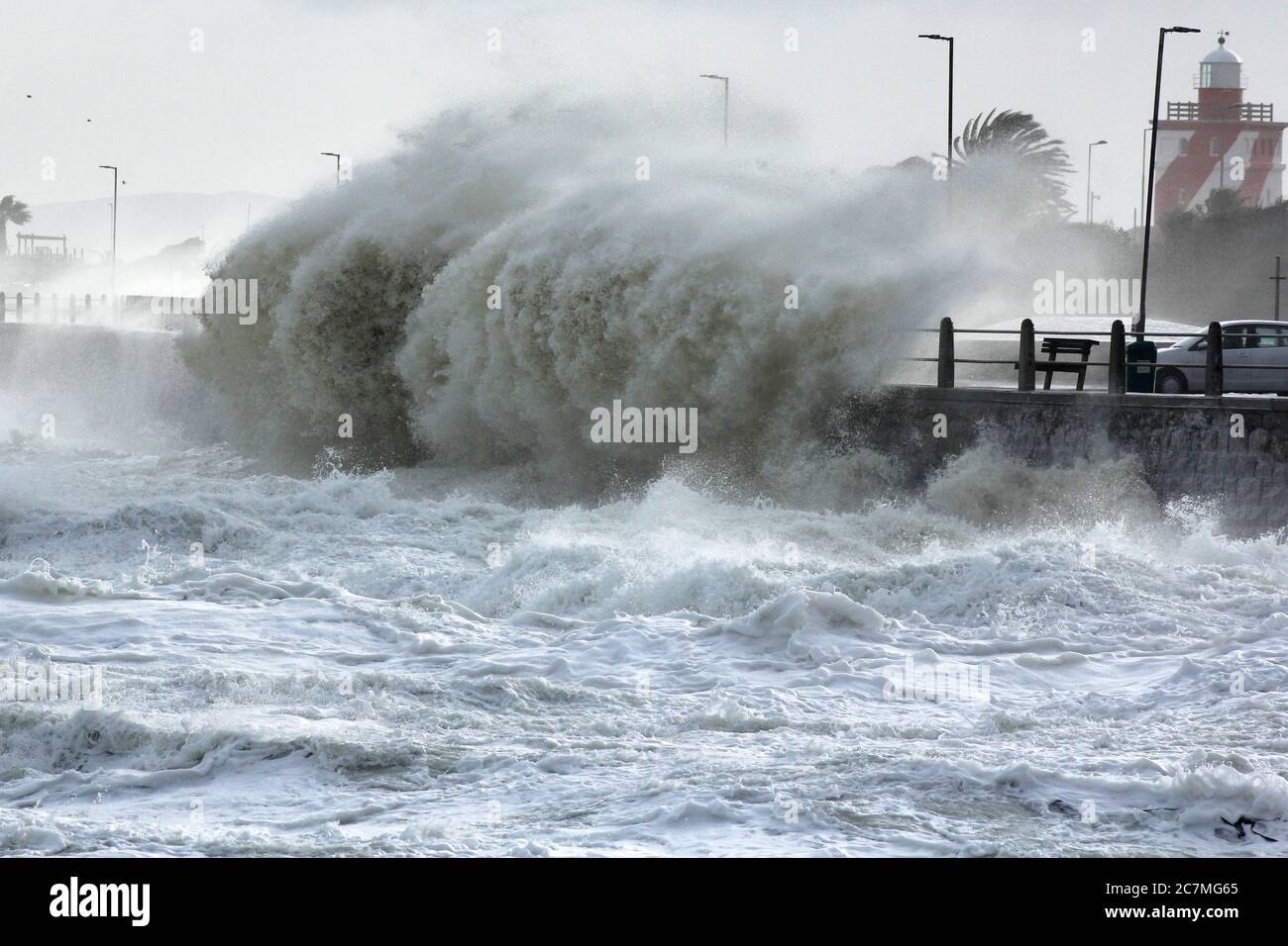 D'énormes vagues de tempête se brisent dans le sentier côtier du Cap lors d'une intense tempête hivernale. Banque D'Images