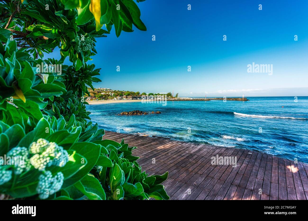 Plage de roches noires à Saint-Gilles-les-bains, vue depuis son esplanade Banque D'Images