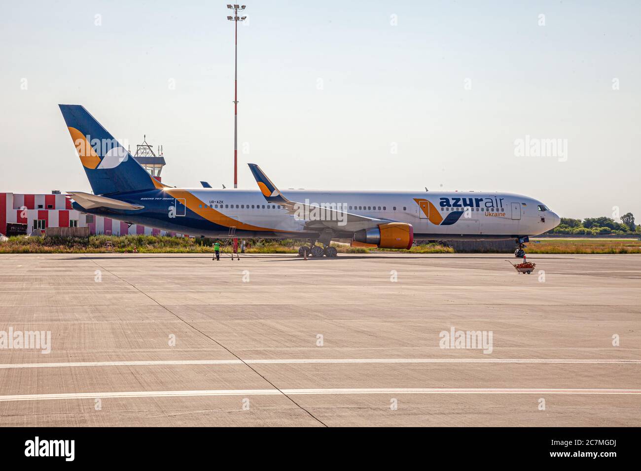 Kiev, Ukraine - 27 juin 2020 : Boeing 767-33A ER . Avion - UR-AZK. Azur Air Ukraine. Avion passager sur la piste. Copier l'espace. Brayspil Banque D'Images