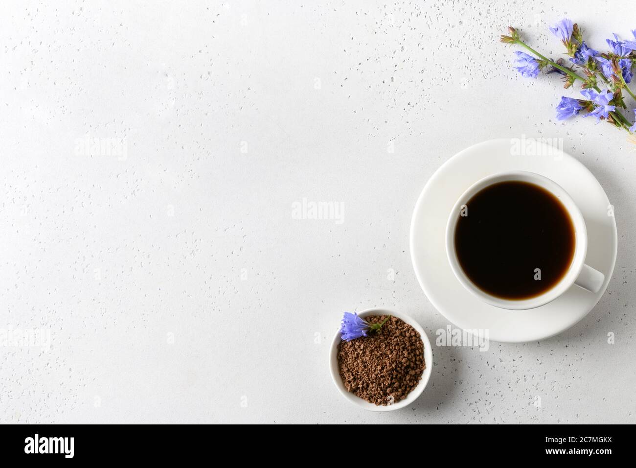 Café racine de chicorée en verres et fleurs fraîches. Avantages pour la santé. Vue de dessus. Copier l'espace. Banque D'Images