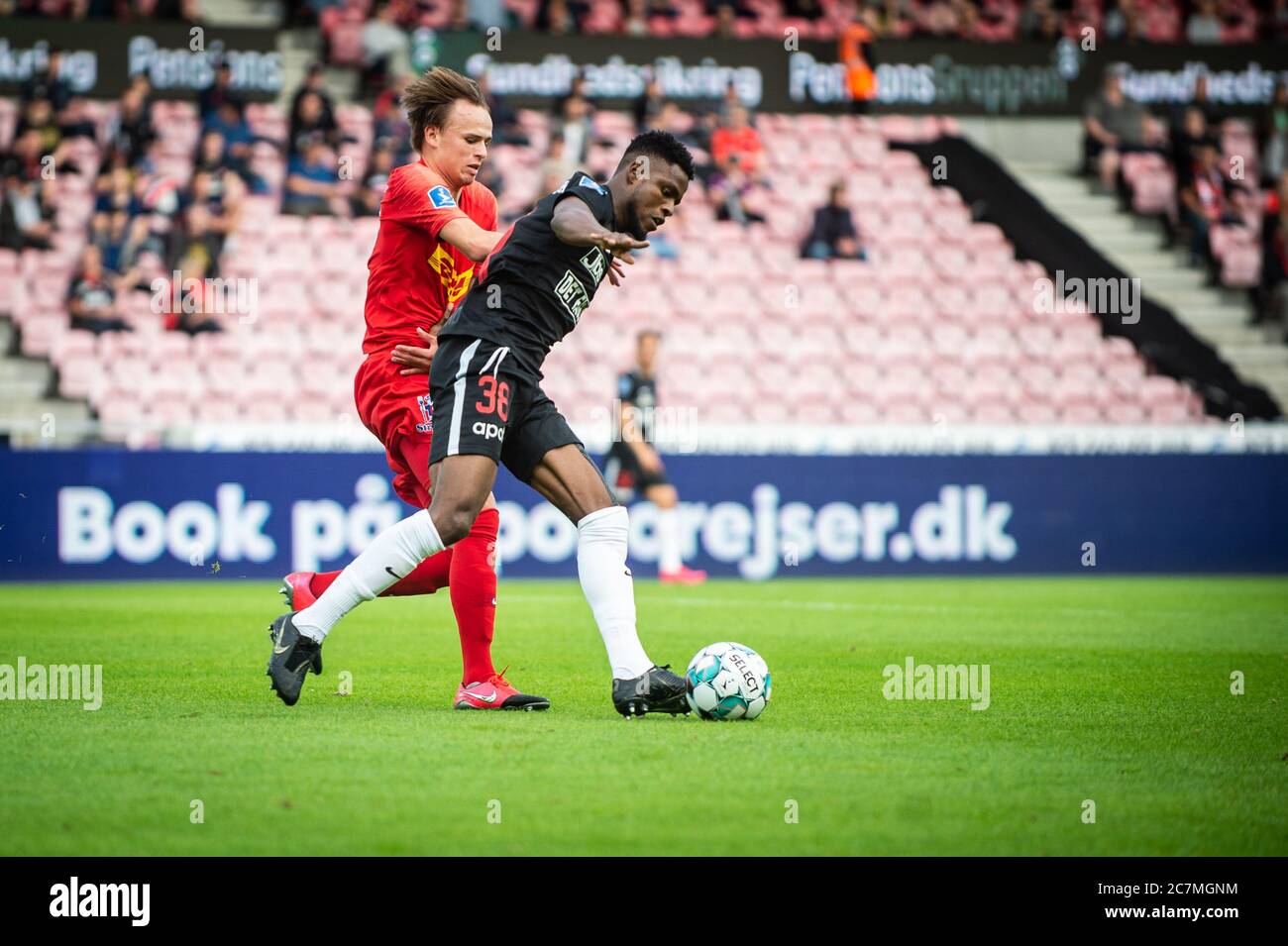 Herning, Danemark. 17 juillet 2020. Frank Onyeka (38) du FC Midtjylland et Mikkel Damsgaard de FCN vus pendant le match 3F Superliga entre le FC Midtjylland et le FC Nordsjaelland à l'aréna MCH à Herning. (Crédit photo : Gonzales photo/Alamy Live News Banque D'Images