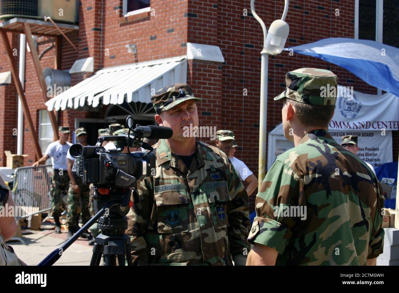 BILOXI, ÉTATS-UNIS - 08 septembre 2005 : l'aumônier de la Force aérienne interviewé par le journaliste lors des efforts de secours de l'ouragan Katrina. Banque D'Images