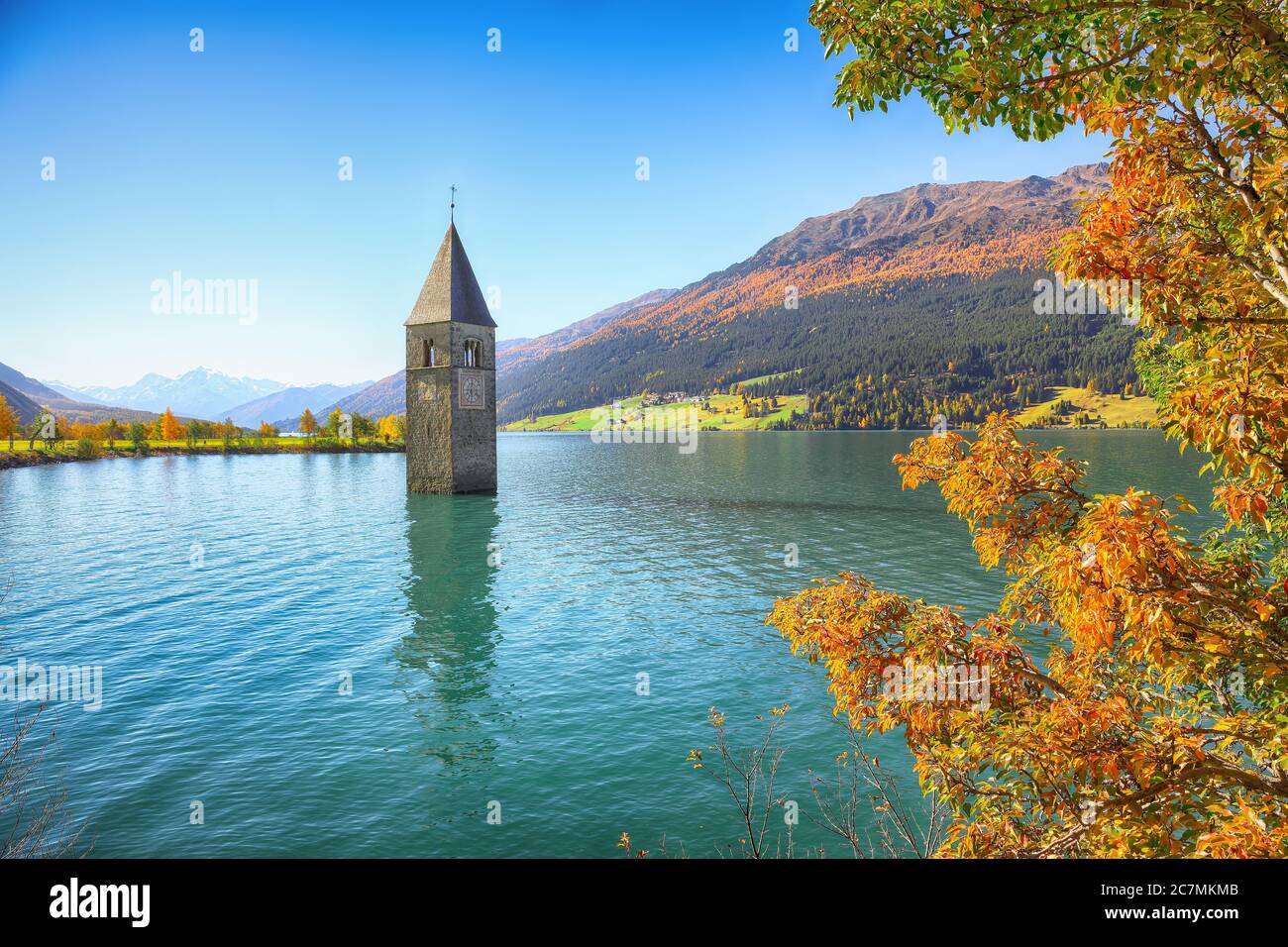 Vue fantastique en automne du clocher submergé dans le lac Resia. Lieu: Village de Graun im Vinschgau, Lago di Resia ou Reschensee, province du Tyrol du Sud, R Banque D'Images