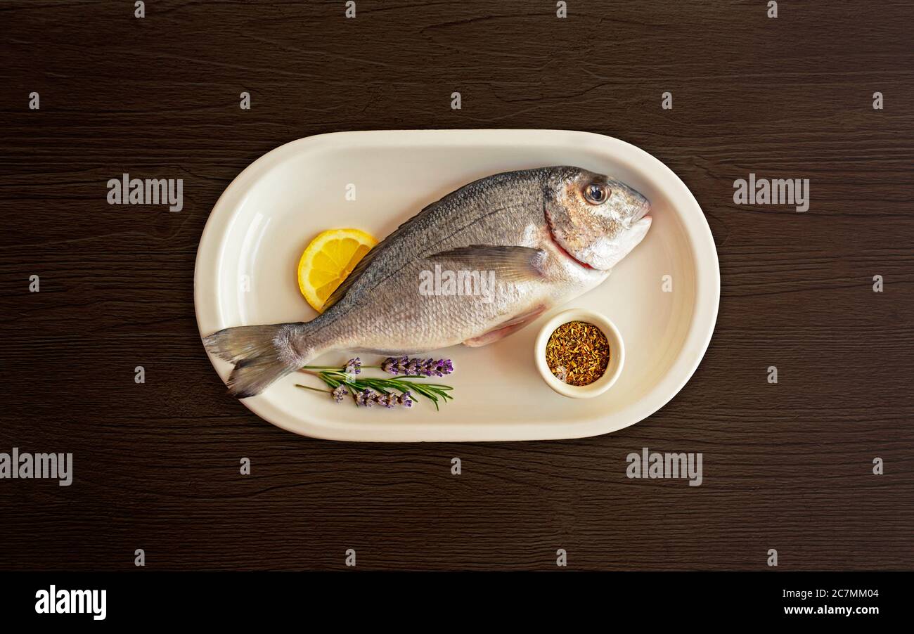 Poisson frais nettoyé et préparé pour la cuisson Banque D'Images