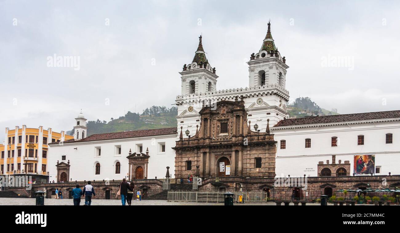 Place historique de San Francisco dans la vieille ville, Quito, Equateur. Banque D'Images