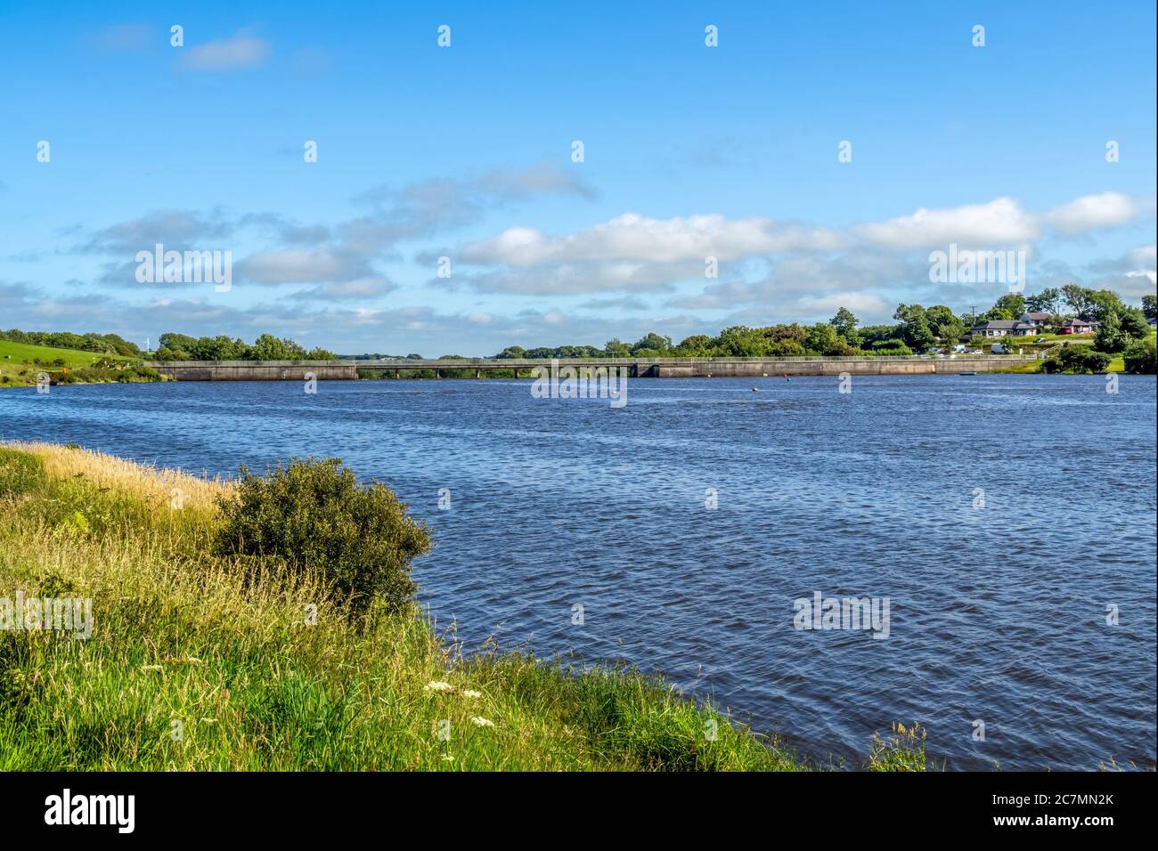 Barrage et paysage du lac Tamar supérieur, à la frontière entre Devon et Cornwall, Royaume-Uni. Banque D'Images