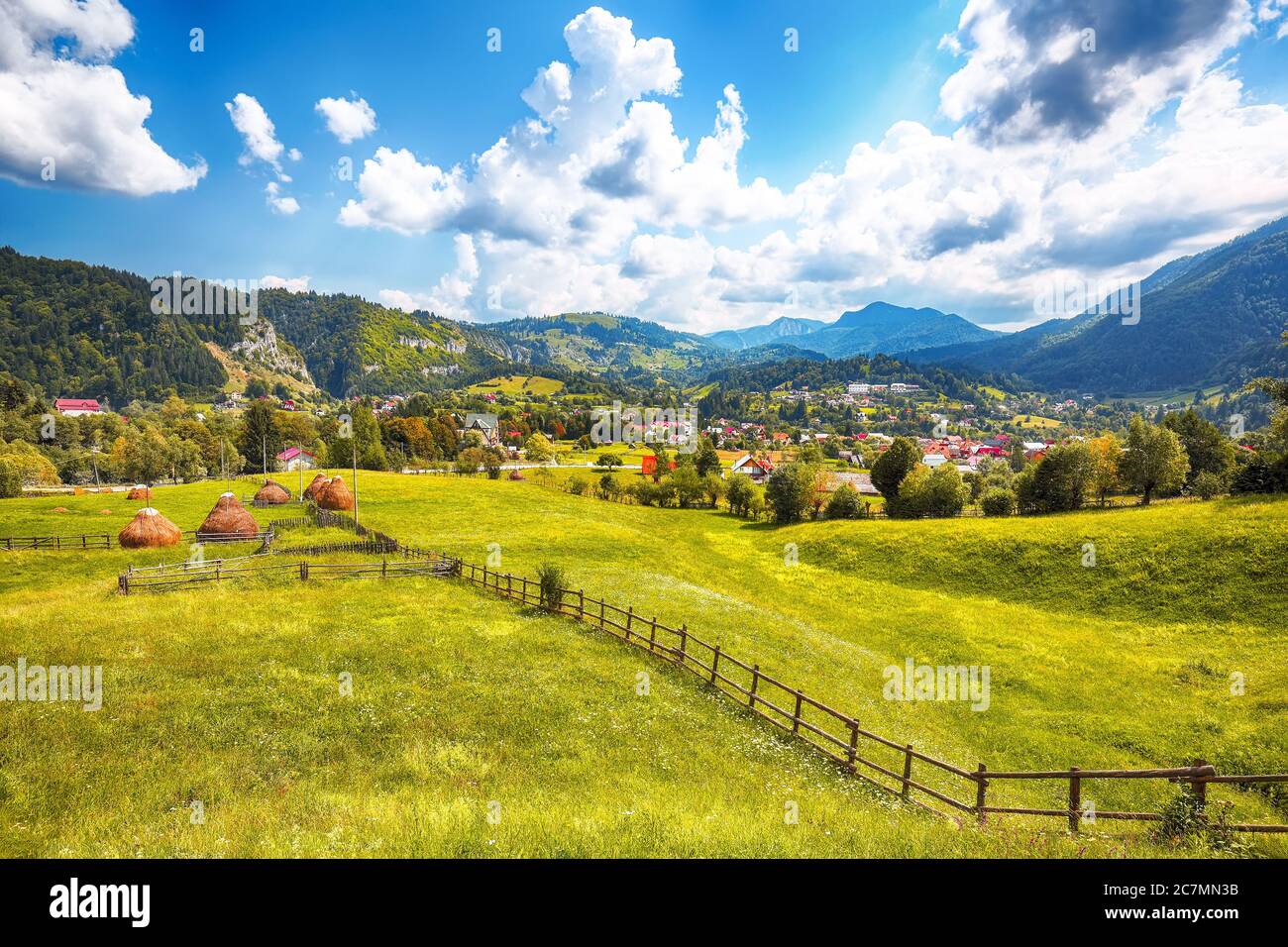 Paysage alpin magnifique avec champs verts et montagnes Piatra CRAiului dans la commune de Dambovicioara. Emplacement : village de Podu Dambovitei, comté d'Arges, D. Banque D'Images