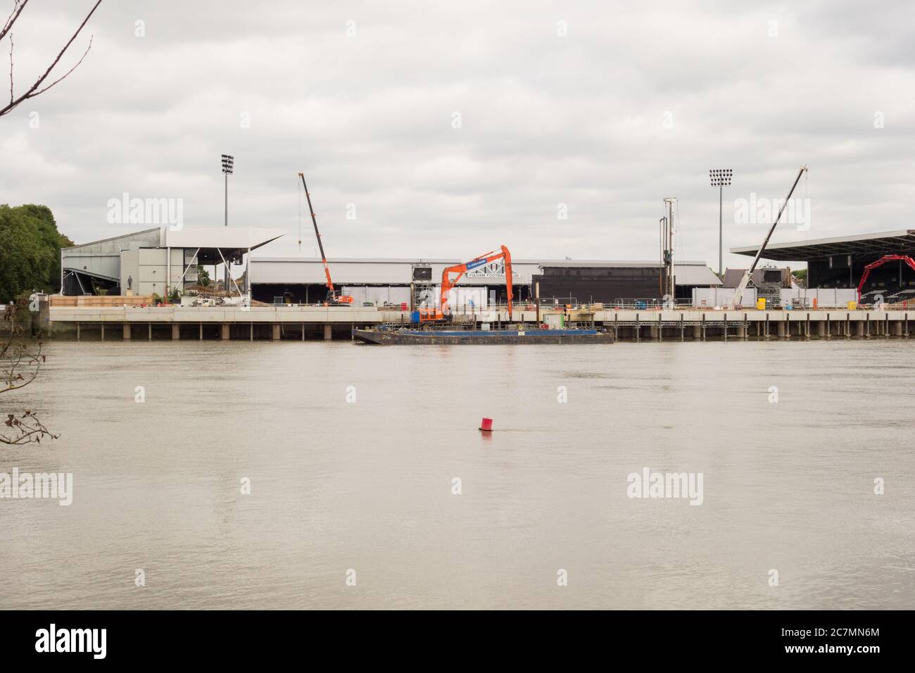Thames Tideway tunnel Super Sewar travaille à côté du Riverside Stand de Craven Cottage, la maison du club de football de Fulham Banque D'Images