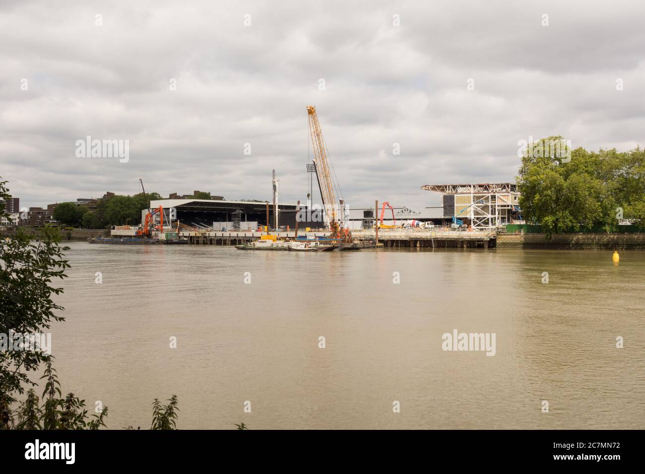 Thames Tideway tunnel Super Sewar travaille à côté du Riverside Stand de Craven Cottage, la maison du club de football de Fulham Banque D'Images