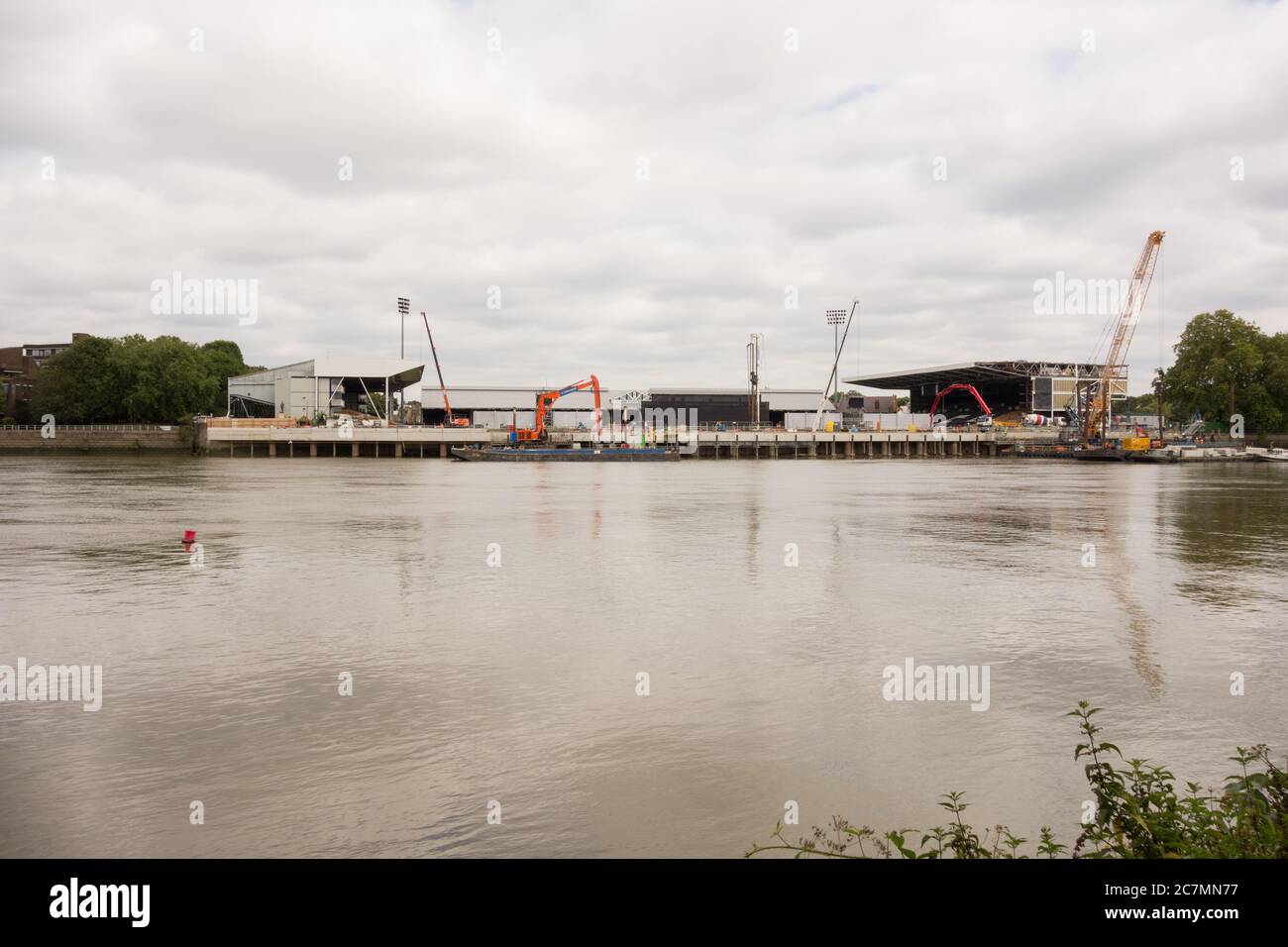 Thames Tideway tunnel Super Sewar travaille à côté du Riverside Stand de Craven Cottage, la maison du club de football de Fulham Banque D'Images