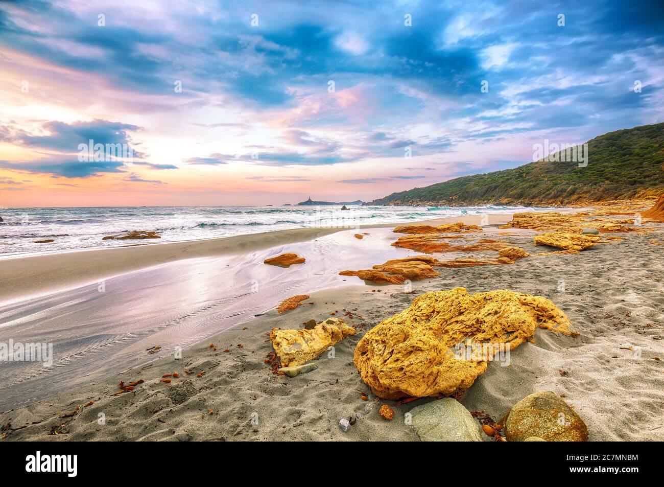 Vue fantastique sur la plage de Capo Carbonara avec des eaux turquoise et des rochers. Lieu: Villasimius, région de Cagliari, Sardaigne, Italie, Europe Banque D'Images