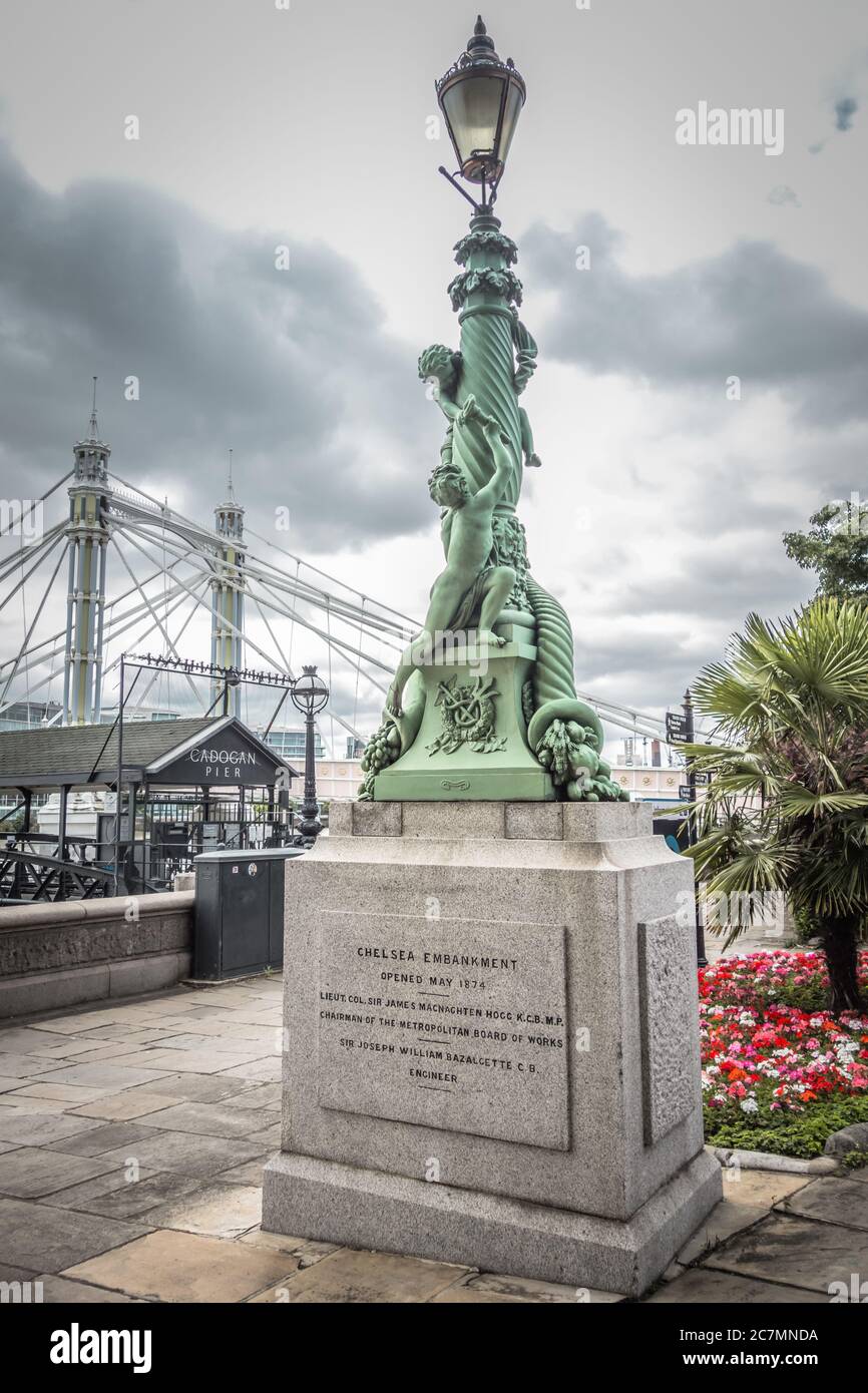Lampe de rue Coalbrookdale, Chelsea Embankment, Chelsea, Royal Borough of Kensington and Chelsea, Londres, Angleterre, Royaume-Uni Banque D'Images