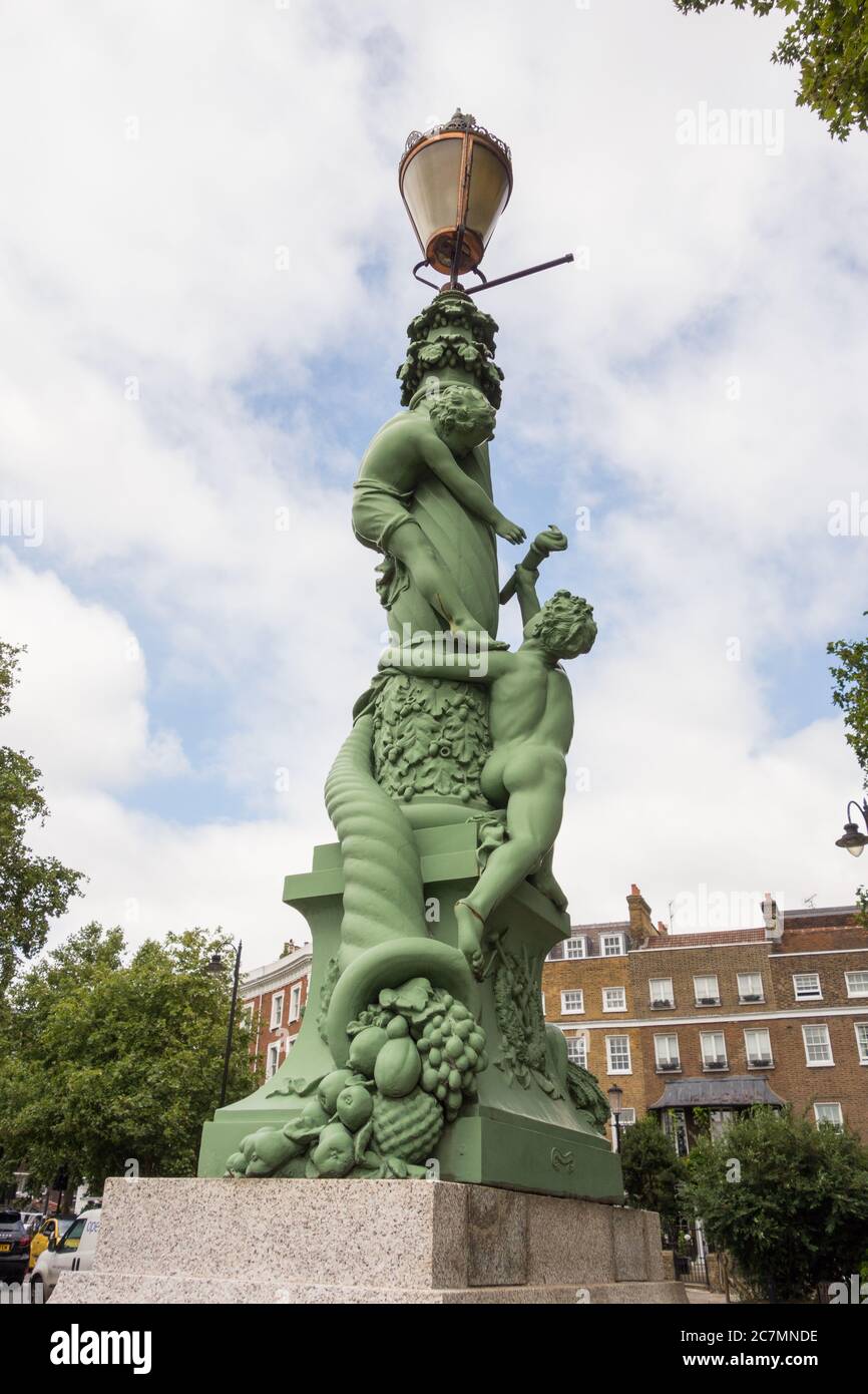 Lampe de rue Coalbrookdale, Chelsea Embankment, Chelsea, Royal Borough of Kensington and Chelsea, Londres, Angleterre, Royaume-Uni Banque D'Images