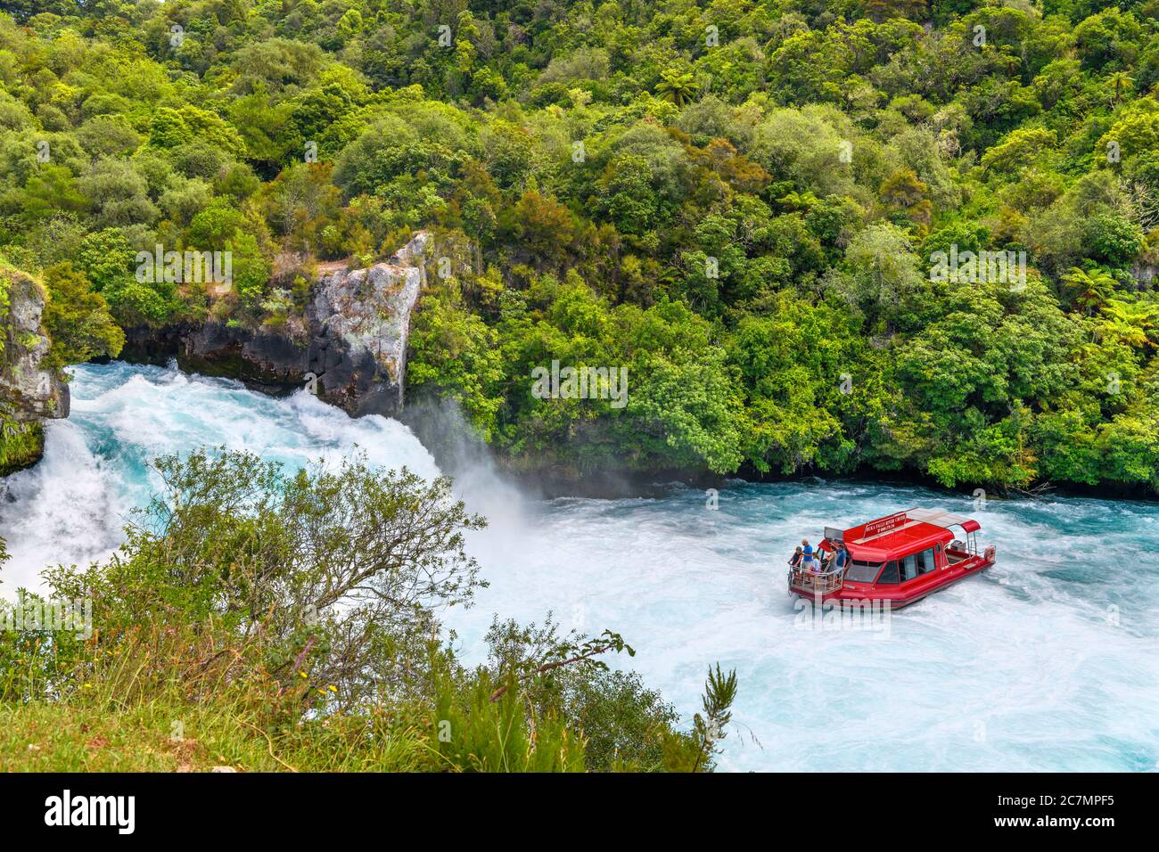 Bateau de croisière sur la rivière au pied des chutes Huka, fleuve Waikato, lac Taupo, Nouvelle-Zélande Banque D'Images