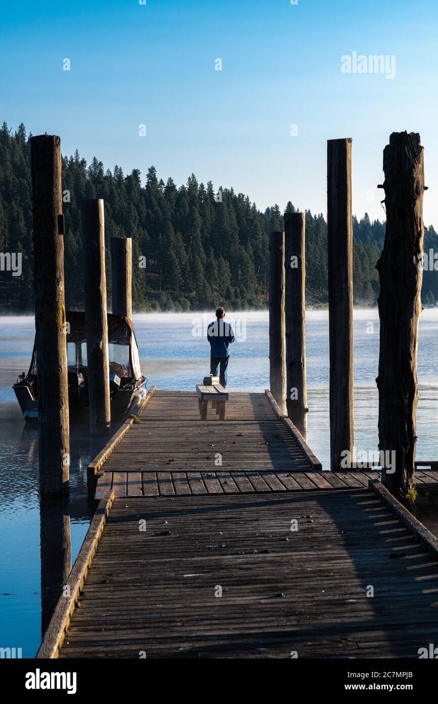 Quai flottant avec pêcheur sur le lac Chatcolet, ID Banque D'Images